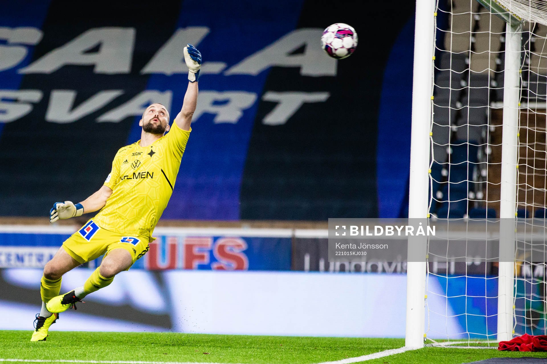 IFK Norrköpings målvakt Oscar Jansson släpper 1-0 av