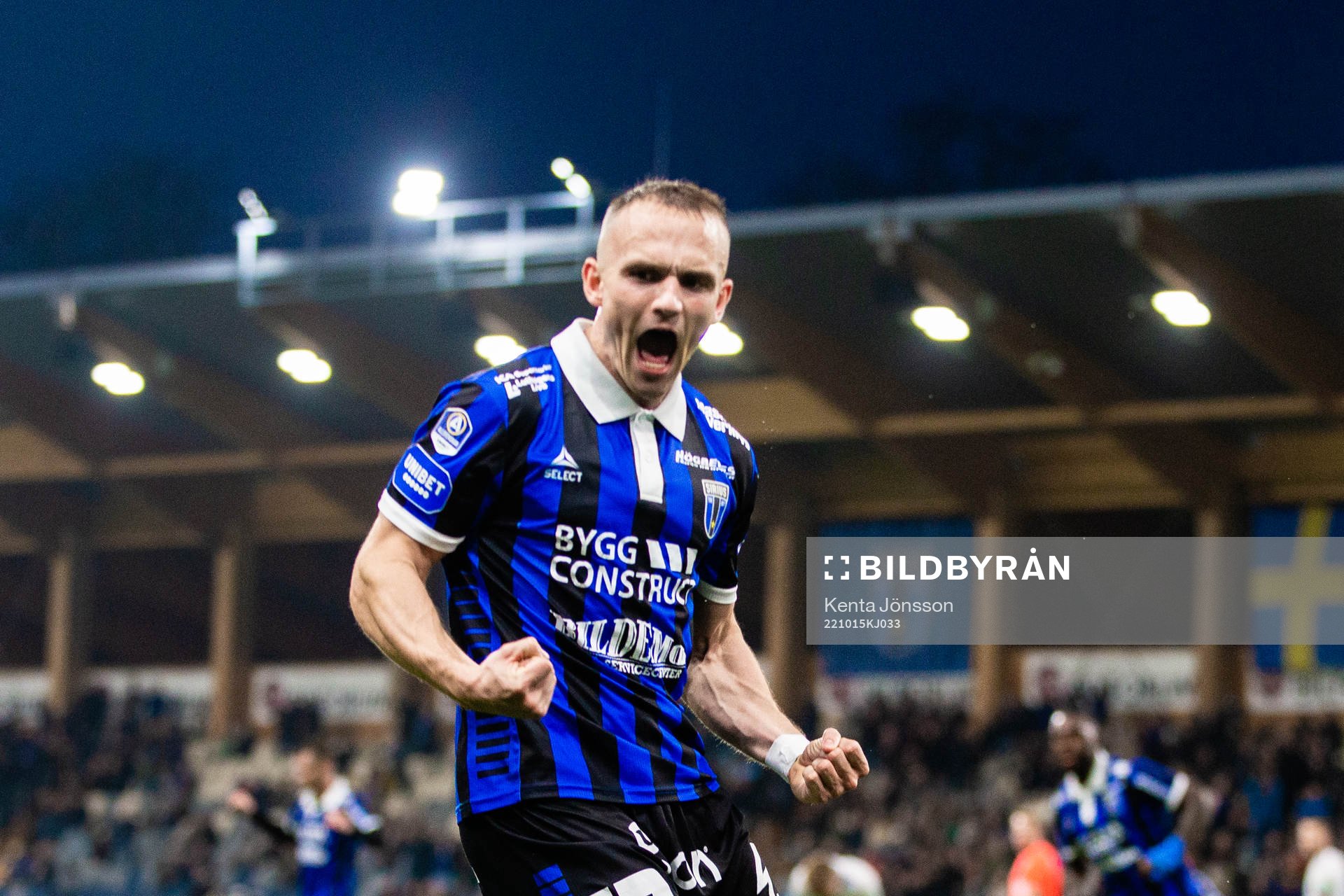 Sirius Aron Bjarnason jublar