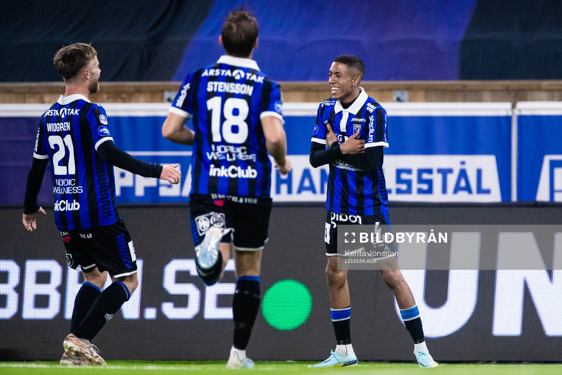 Sirius Tashreeq Matthews jublar efter 2-0 under fotbollsmatchen i Allsvenskan mellan Sirius och IFK Norrköping den 15 oktober 2022 i Uppsala.