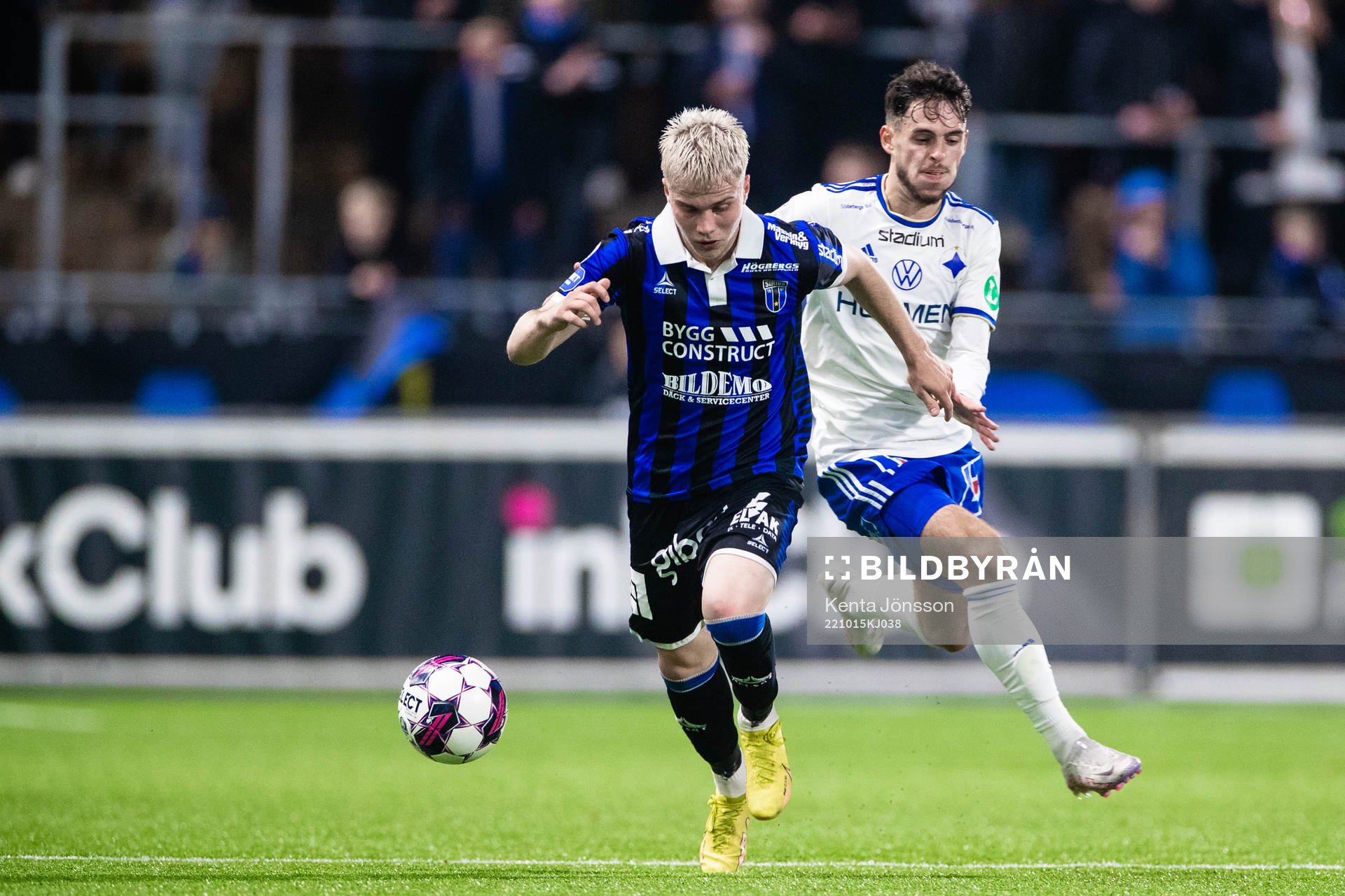 Sirius Oli Valur Omarsson och IFK Norrköpings Laorent Shabani under fotbollsmatchen i Allsvenskan mellan Sirius och IFK Norrköping den 15 oktober 2022 i Uppsala.
