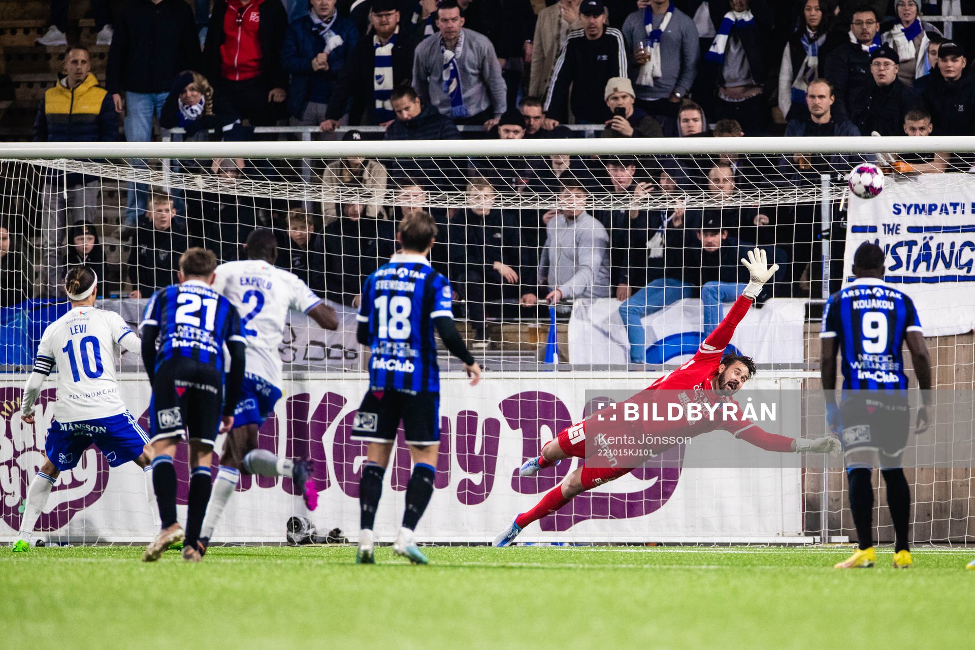 IFK Norrköpings Jonathan Levi missar en straff