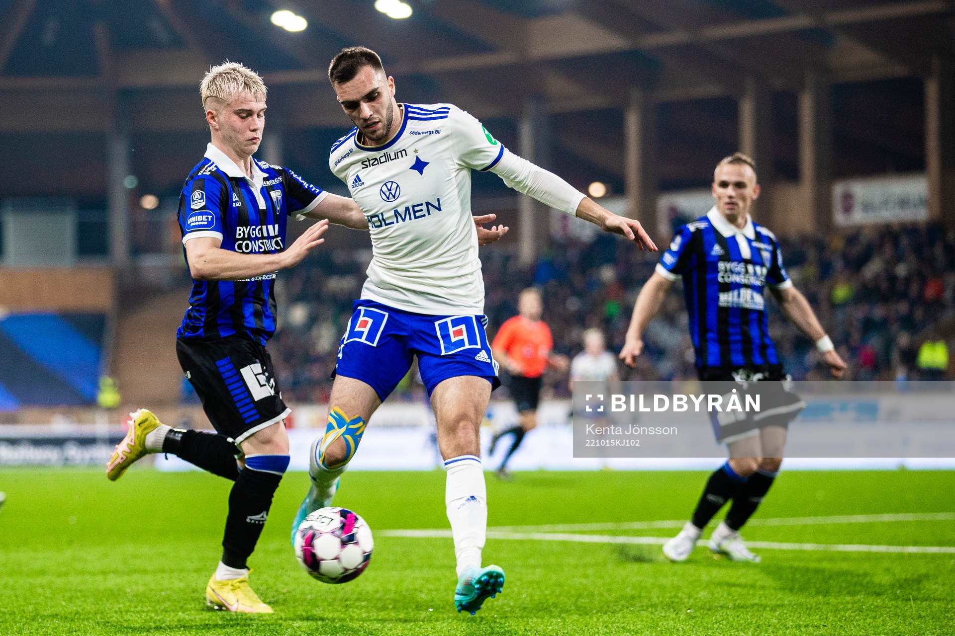 Sirius Oli Valur Omarsson och IFK Norrköpings Egzon Binaku under fotbollsmatchen i Allsvenskan mellan Sirius och IFK Norrköping den 15 oktober 2022 i Uppsala.