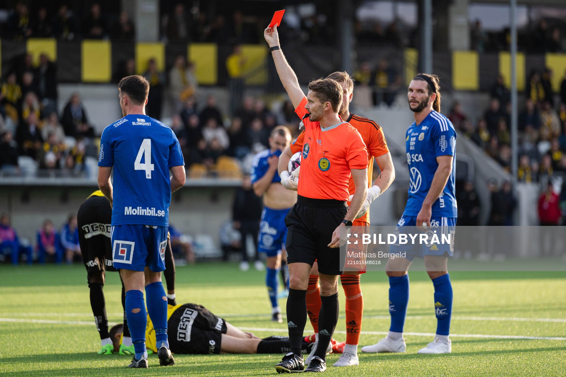 GIF Sundsvalls Alexander Blomqvist får rött kort av