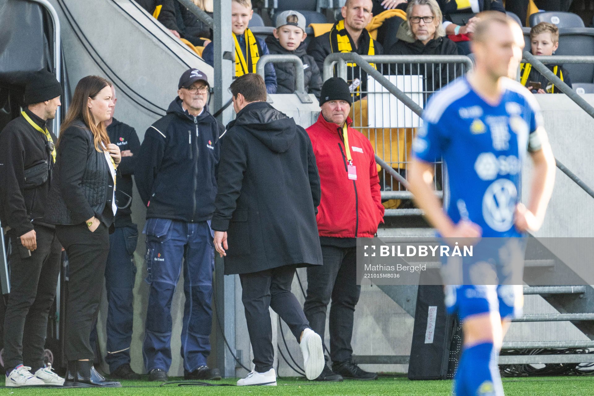 GIF Sundsvalls tränare Brian Clarhaut lämnar plan