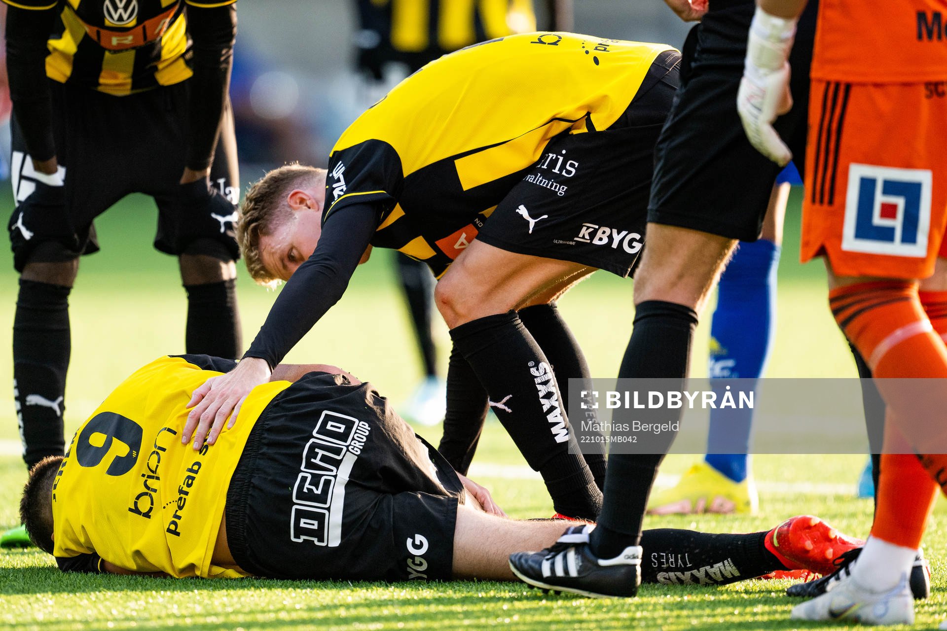 Häckens Alexander Jeremejeff ligger och har ont