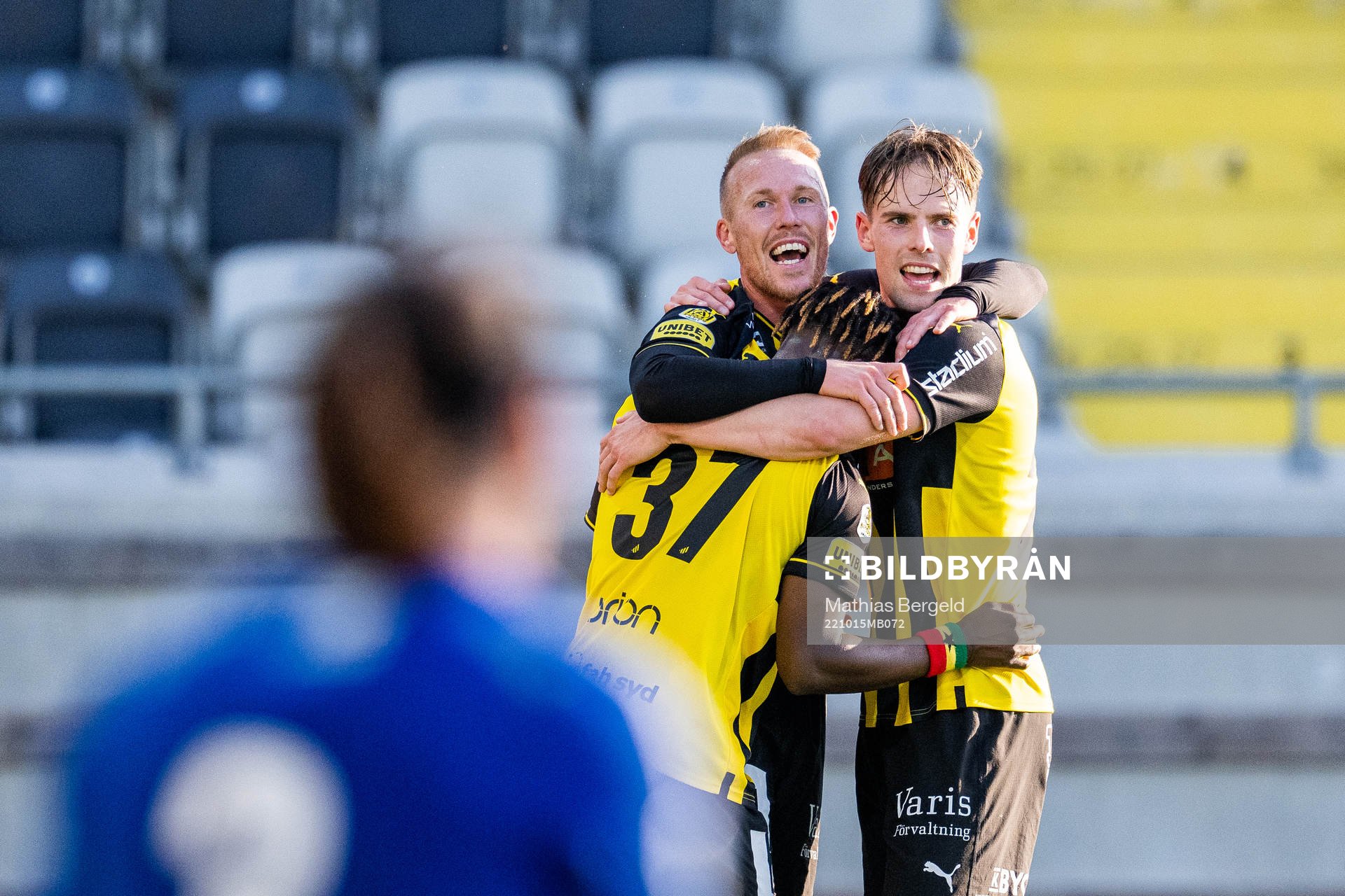 Häckens Mikkel Rygaard Jensen jublar med Ibrahim Sadiq och