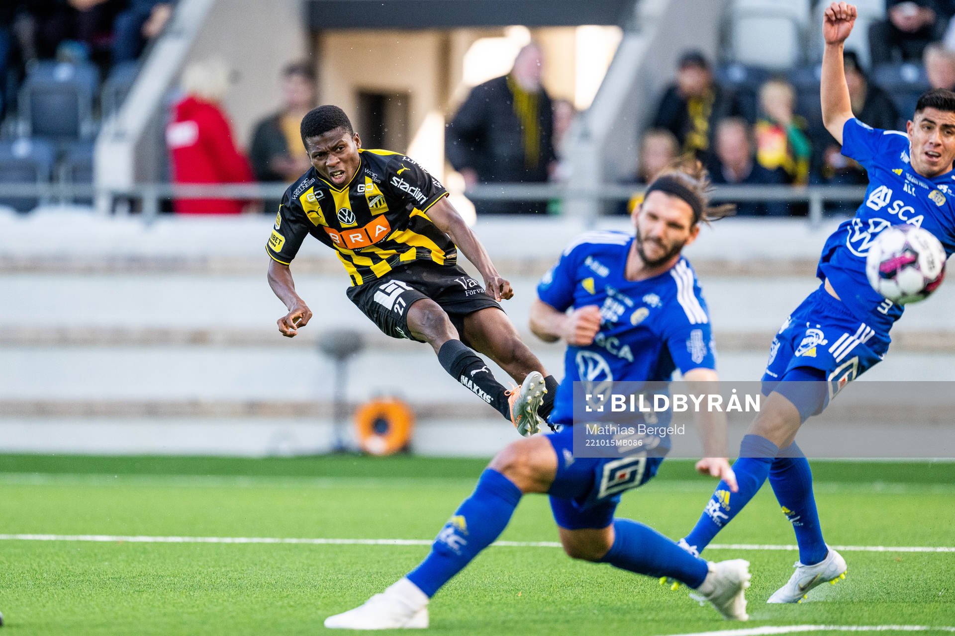 Häckens Akoua Romeo Amane skjuter förbi GIF Sundsvalls