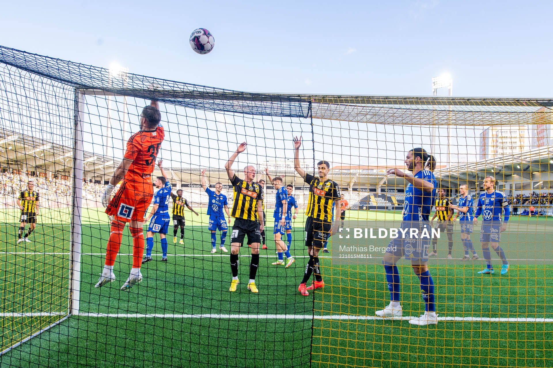 GIF Sundsvalls målvakt Oscar Jonsson och Forrest Lasso med