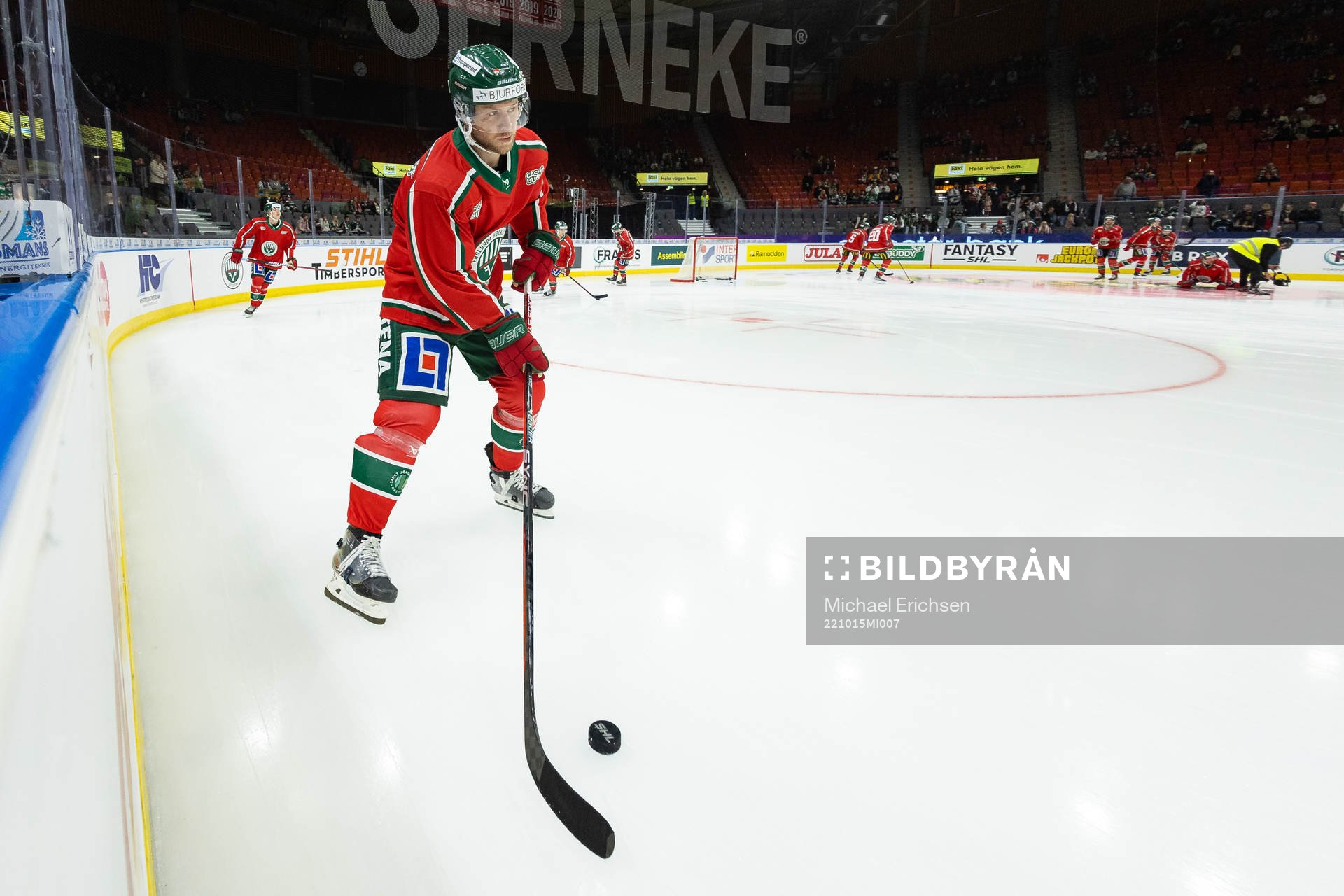 Frölundas Christian Folin innan ishockeymatchen i SHL