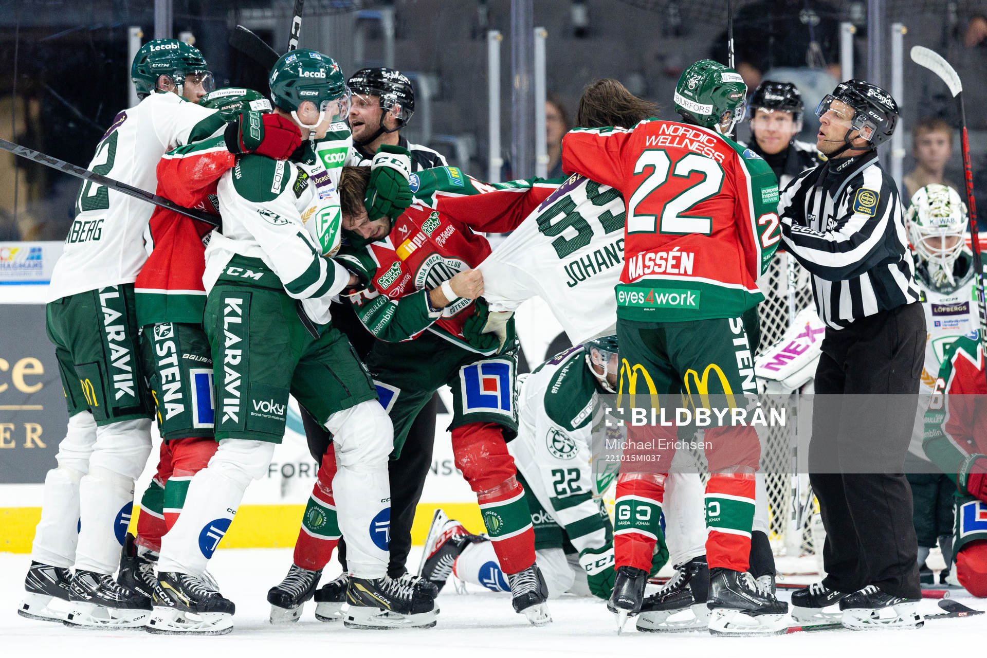 Bråk mellan Frölundas Petteri Lindbohm och Färjestads