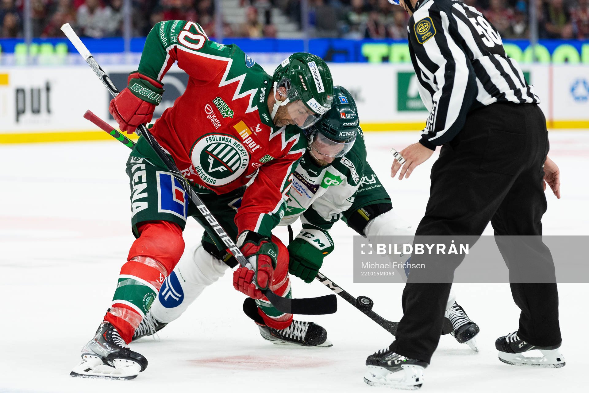 Frölundas Joel Lundqvist tekar mot Färjestads Linus