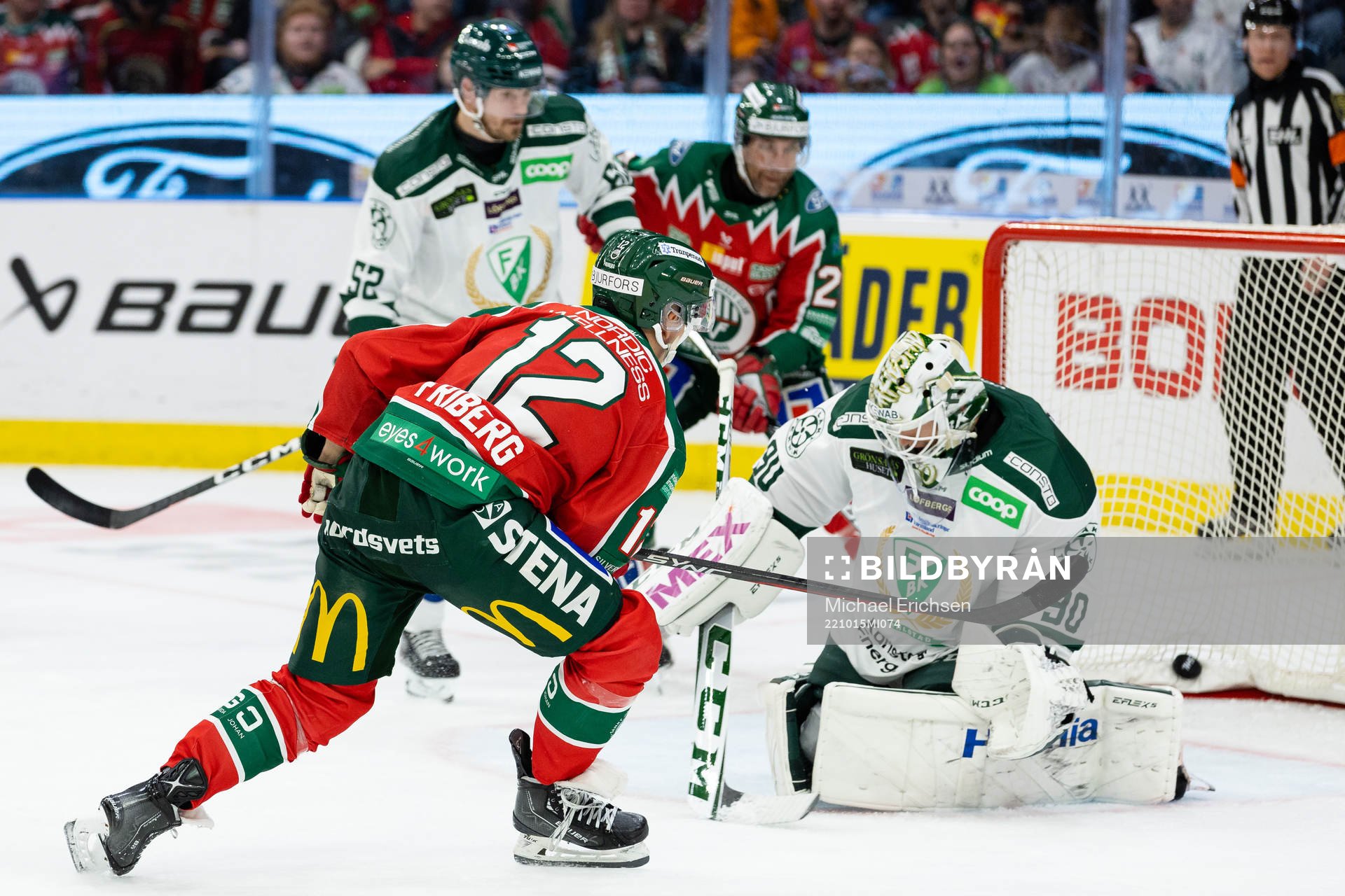 Frölundas Max Friberg skjuter 1-2 i mål bakom Färjestads