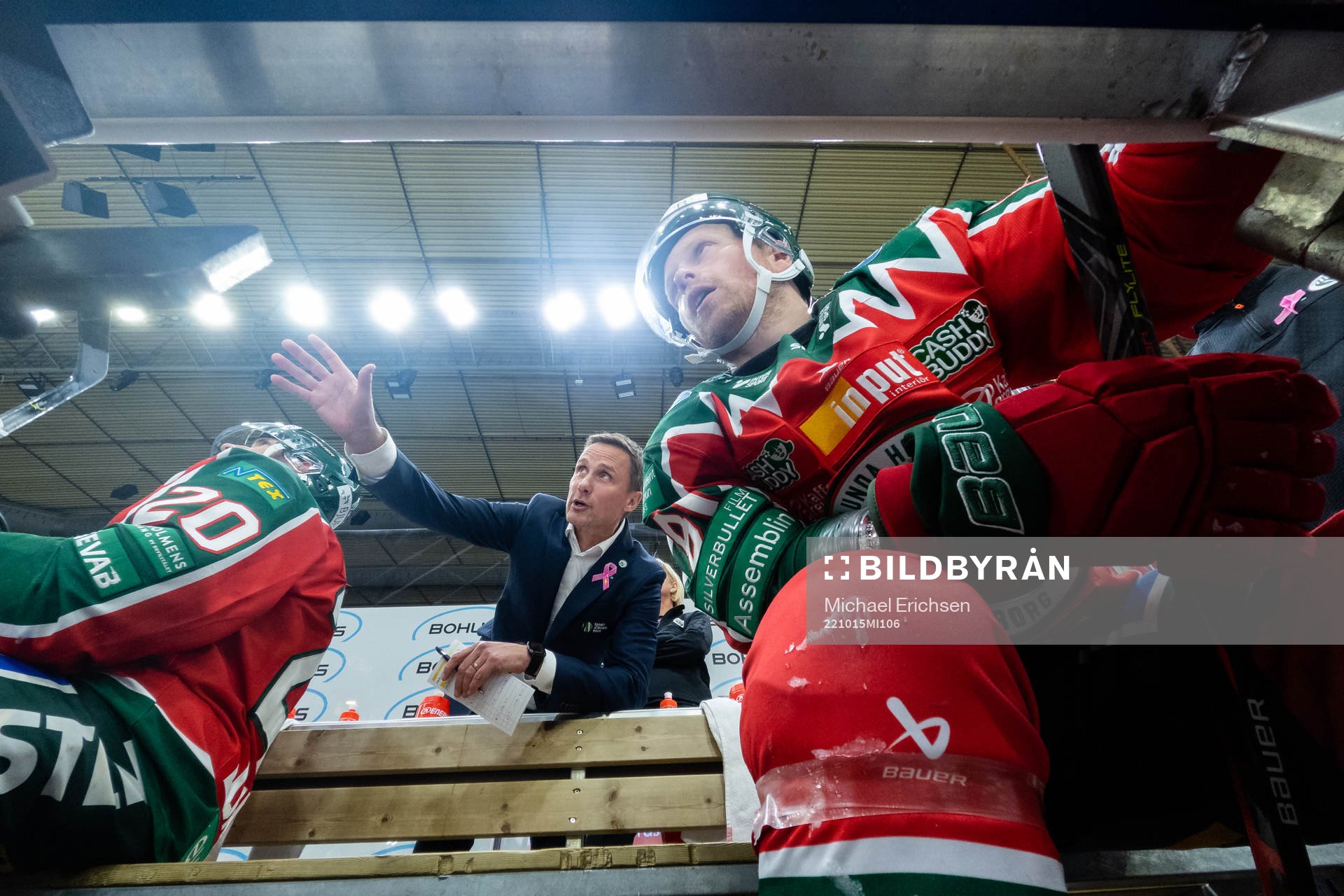 Frölundas tränare Roger Rönnberg pratar med Ryan Lasch