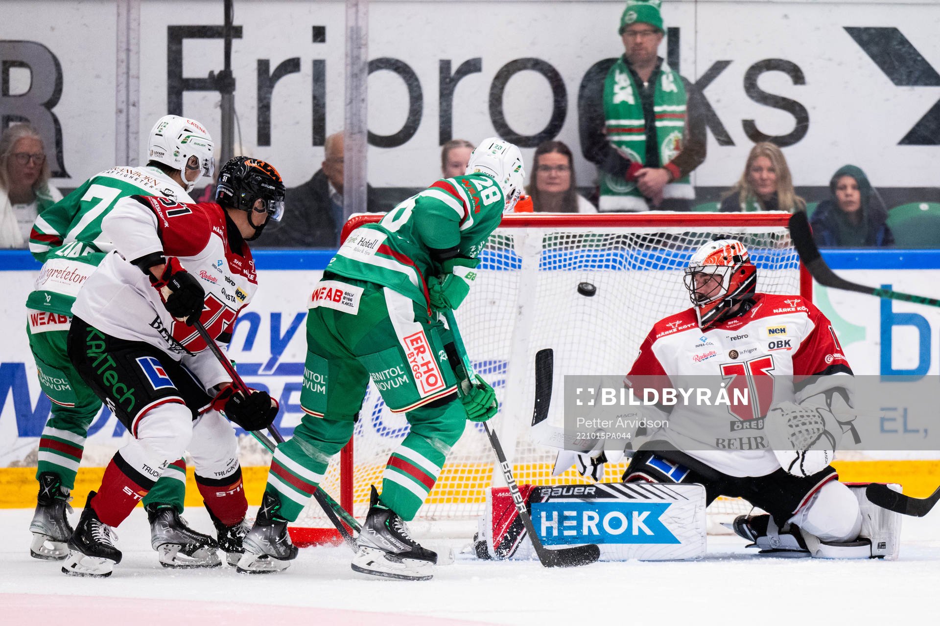 Rögles Daniel Zaar (tv) gör 3-1 bakom Örebros målvakt