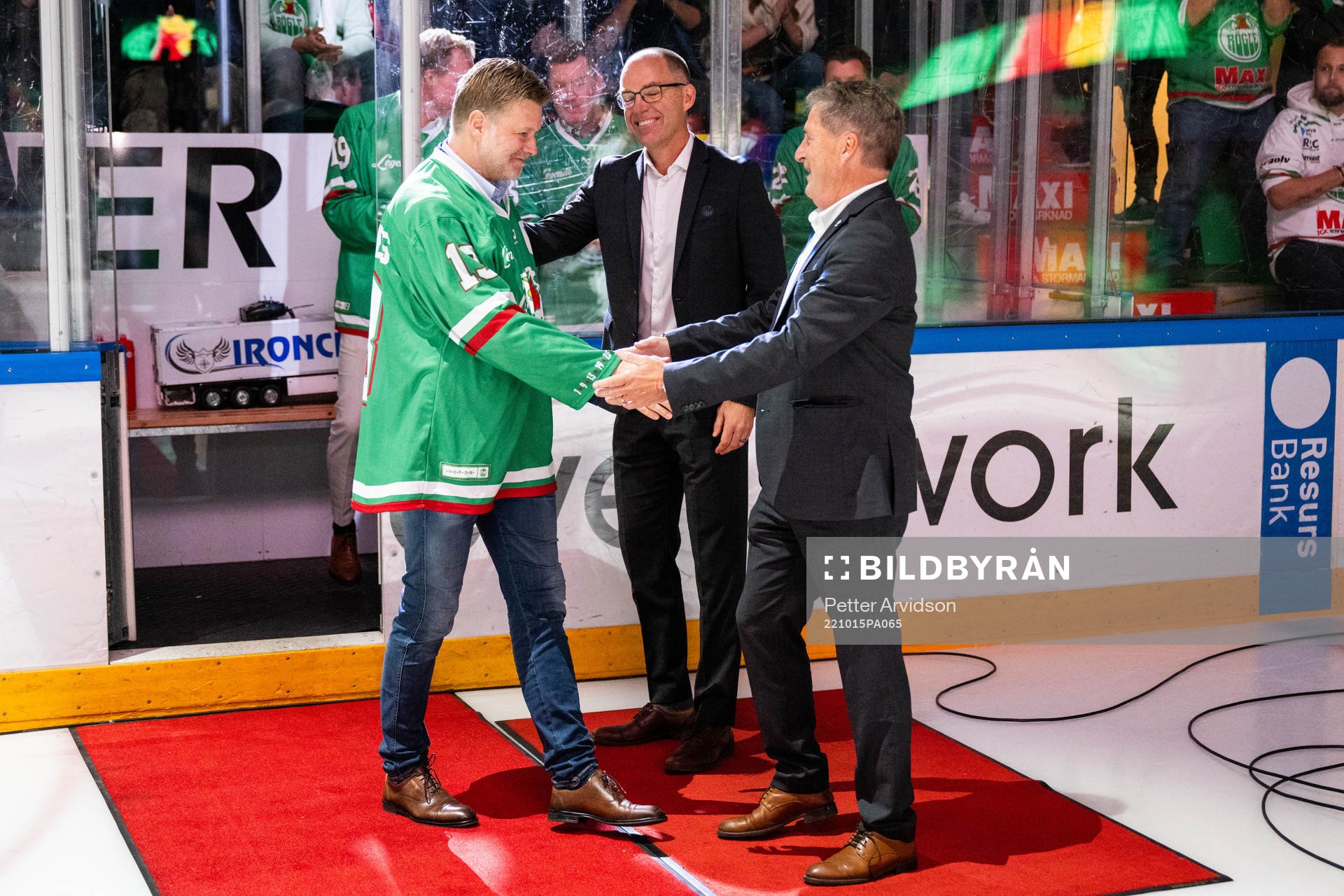 Roger Elvenes hälsar på Rögles klubbdirektör Daniel
