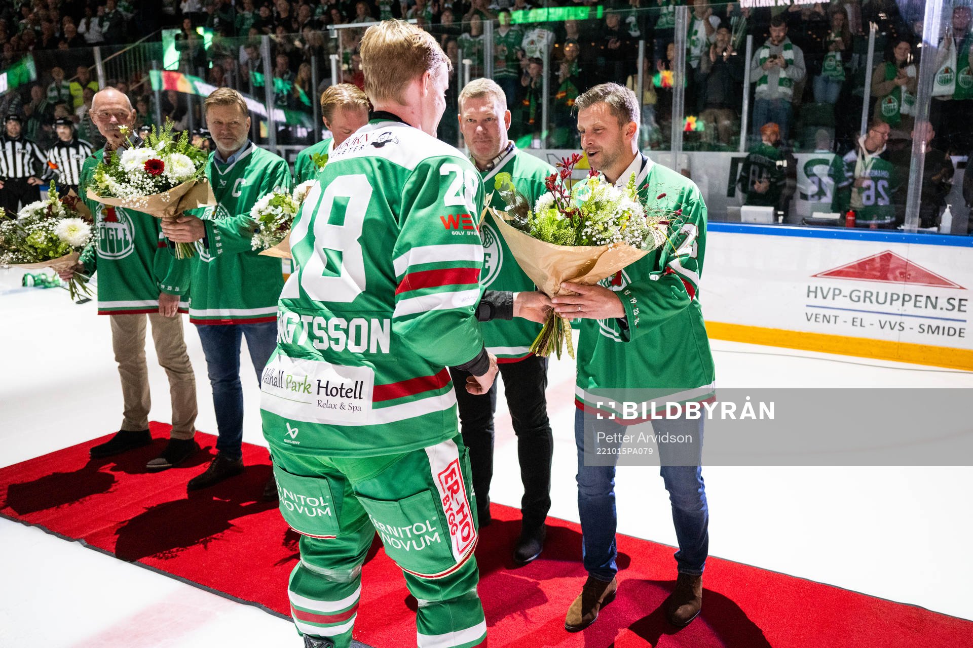 Jakob Johansson får blommor