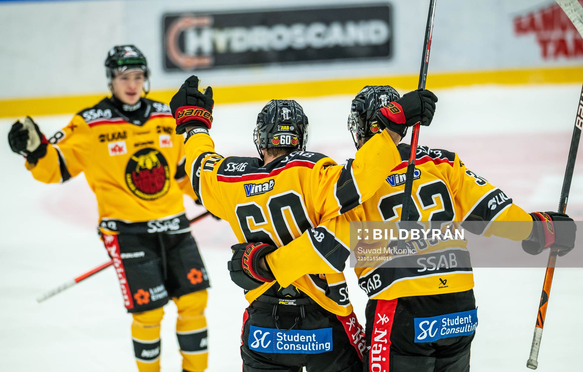 Luleås Julius Honka jublar med lagkamrater