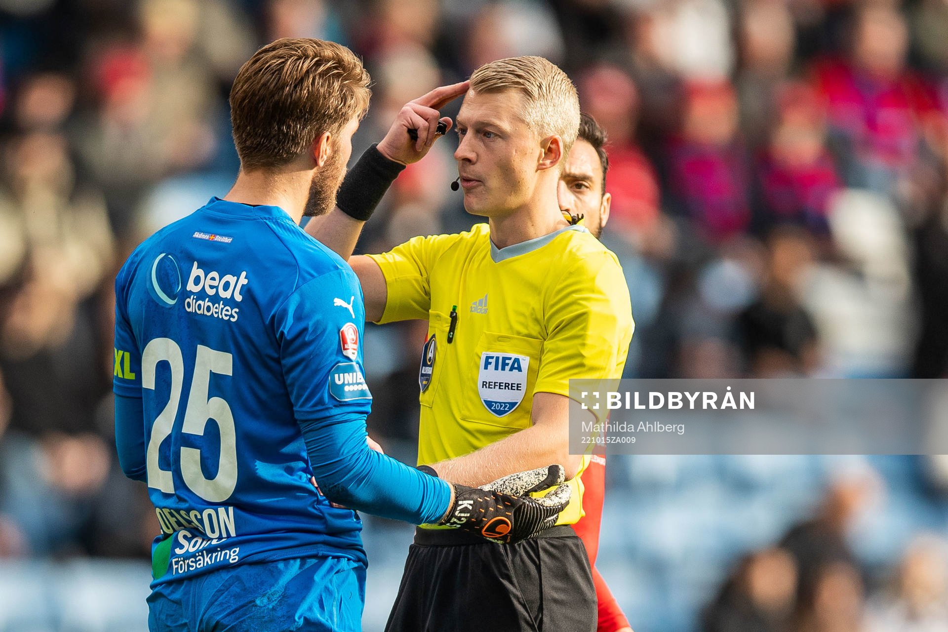 Helsingborgs målvakt Kalle Joelsson och domare Adam