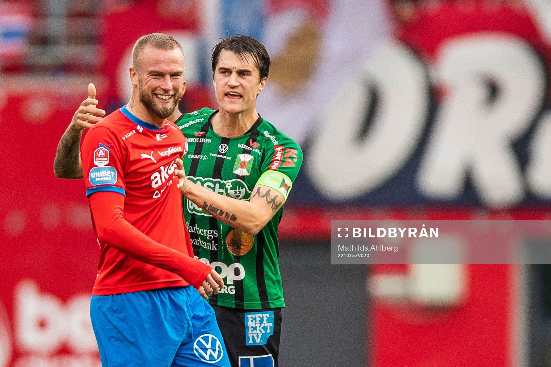 Helsingborgs Alexander Faltsetas och Varbergs Jon Birkfeldt under fotbollsmatchen i Allsvenskan mellan Helsingborg och Varberg den 15 oktober 2022 i Helsingborg.