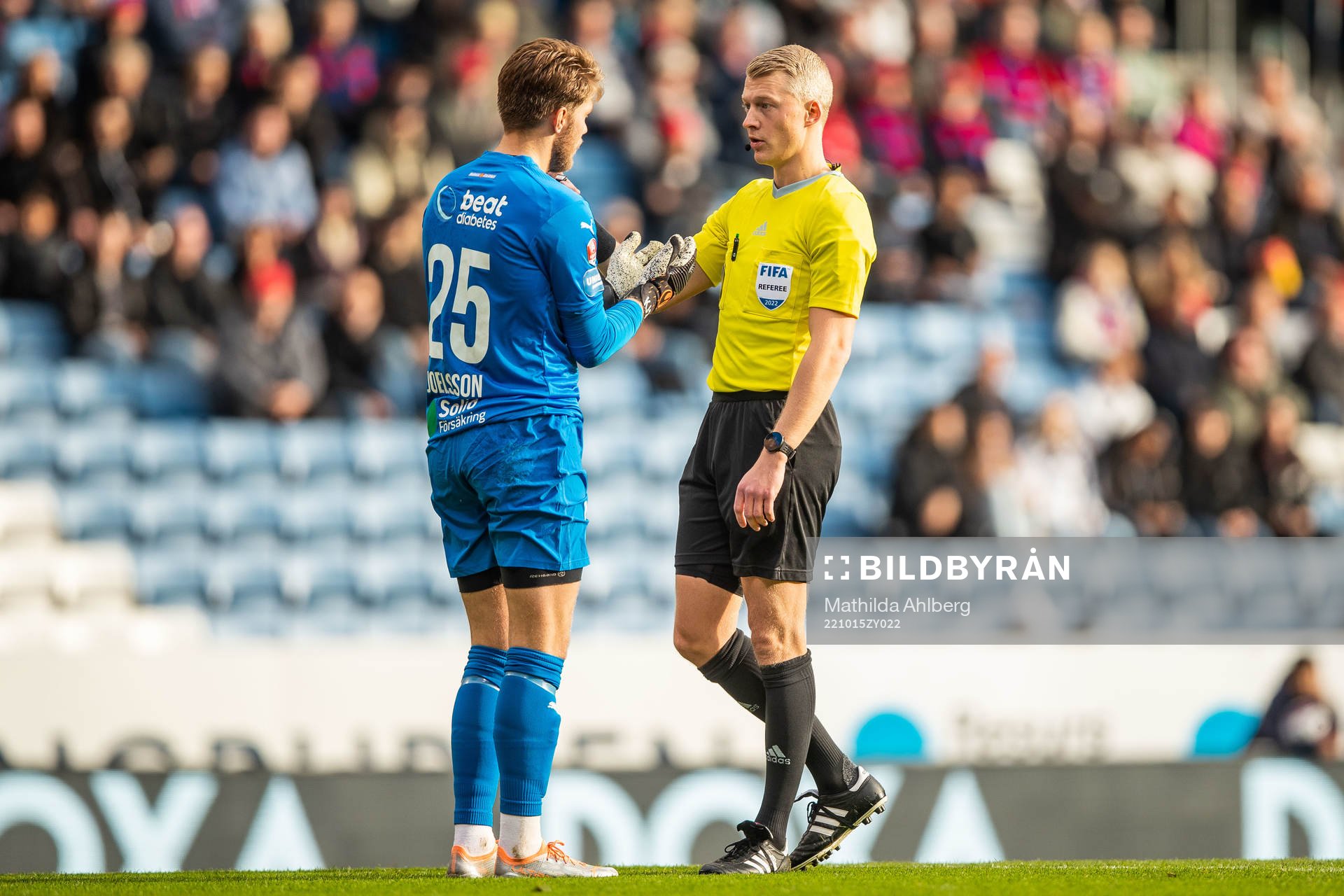 Helsingborgs målvakt Kalle Joelsson och domare Adam
