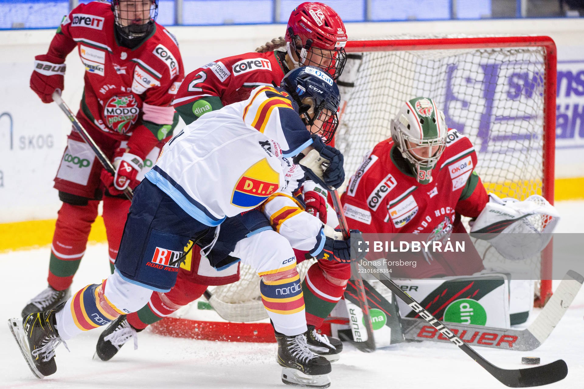 Djurgårdens Alexis Mauermann oroar framför Modos Anna