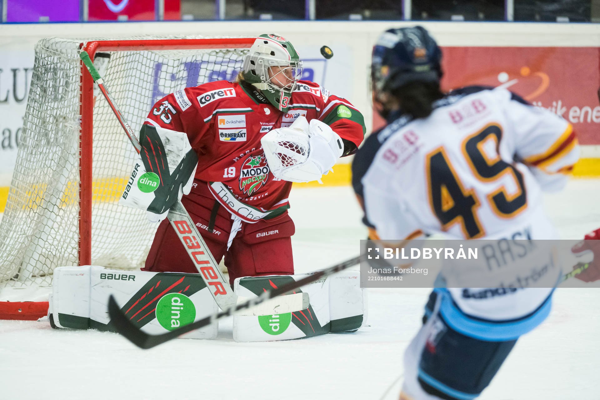 Modos målvakt Lauren Bench och Djurgårdens Fanny Rask
