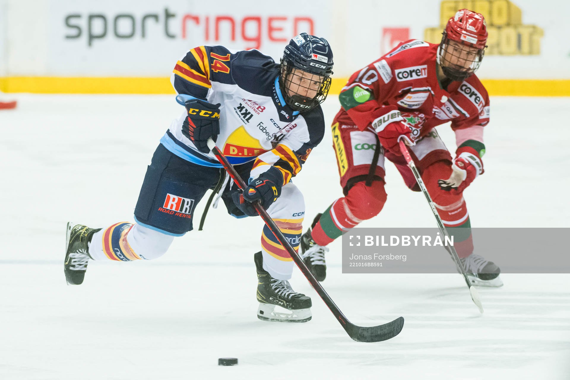 Djurgårdens Alexis Mauermann och Modos Wilma Sundin