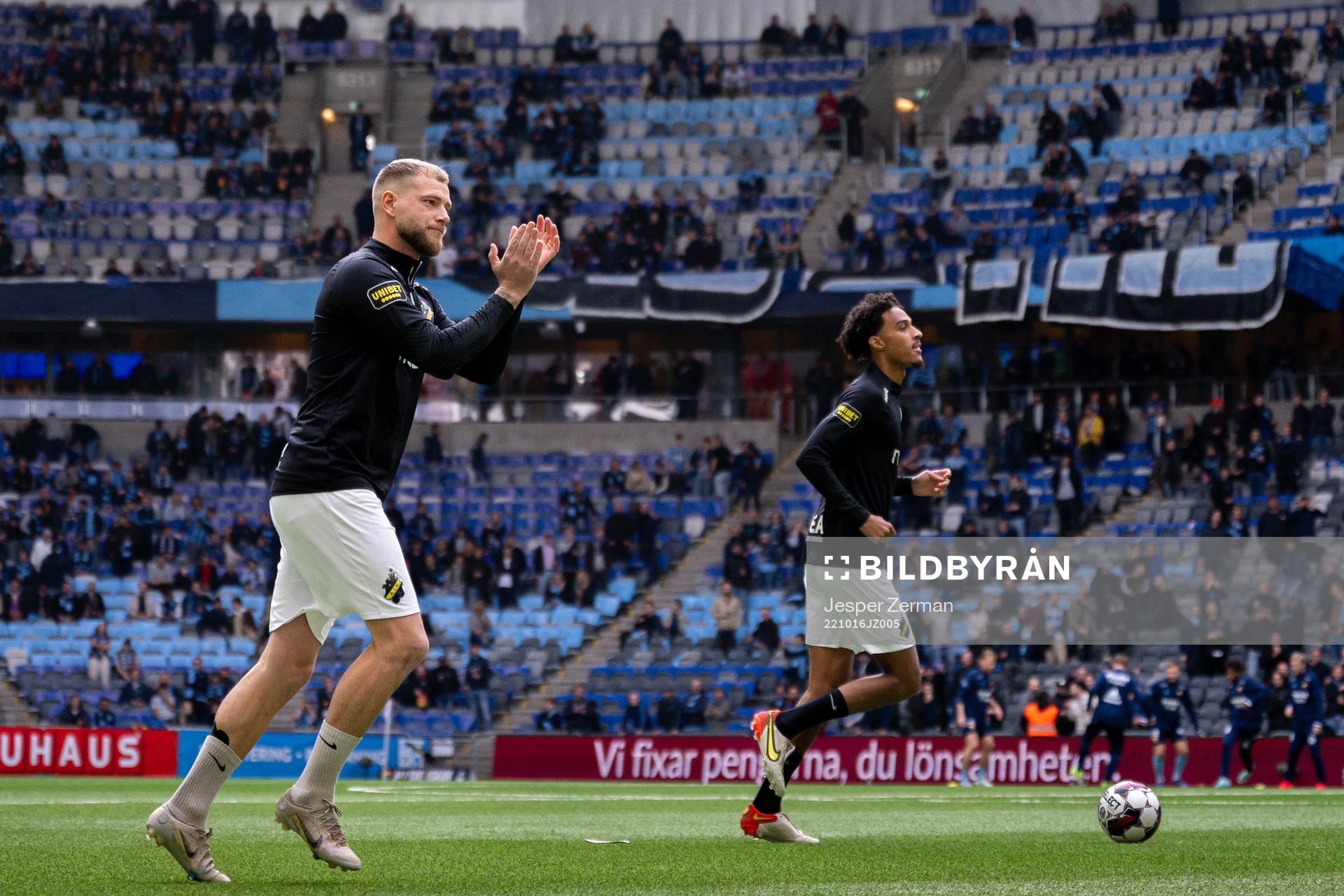 AIKs John Guidetti inför fotbollsmatchen i Allsvenskan mellan Djurgården och AIK den 16 oktober 2022 i Stockholm. 