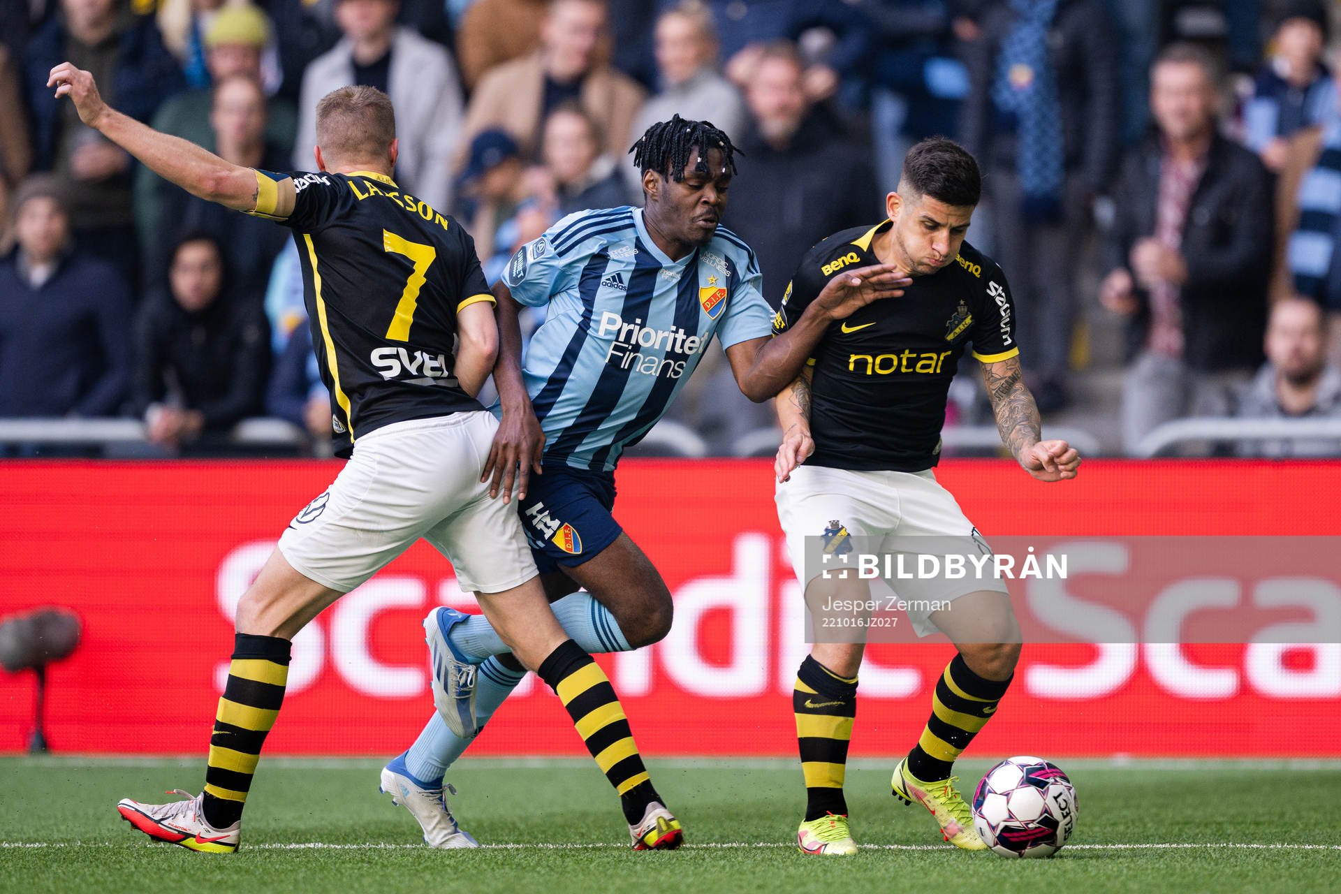 Djurgårdens Joel Asoro i en kamp mot AIKs Sebastian