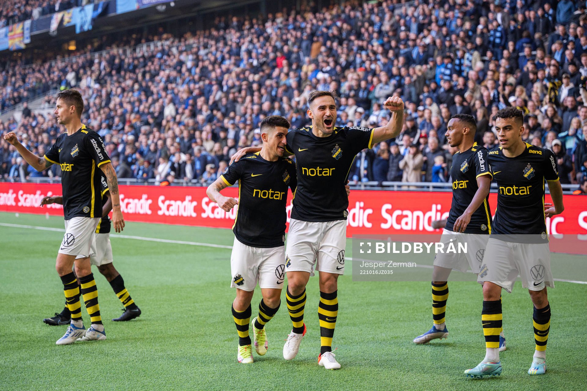 AIKs Nicolas Stefanelli och Sotirios Papagiannopoulos jublar efter 0-2 under fotbollsmatchen i Allsvenskan mellan Djurgården och AIK den 16 oktober 2022 i Stockholm.