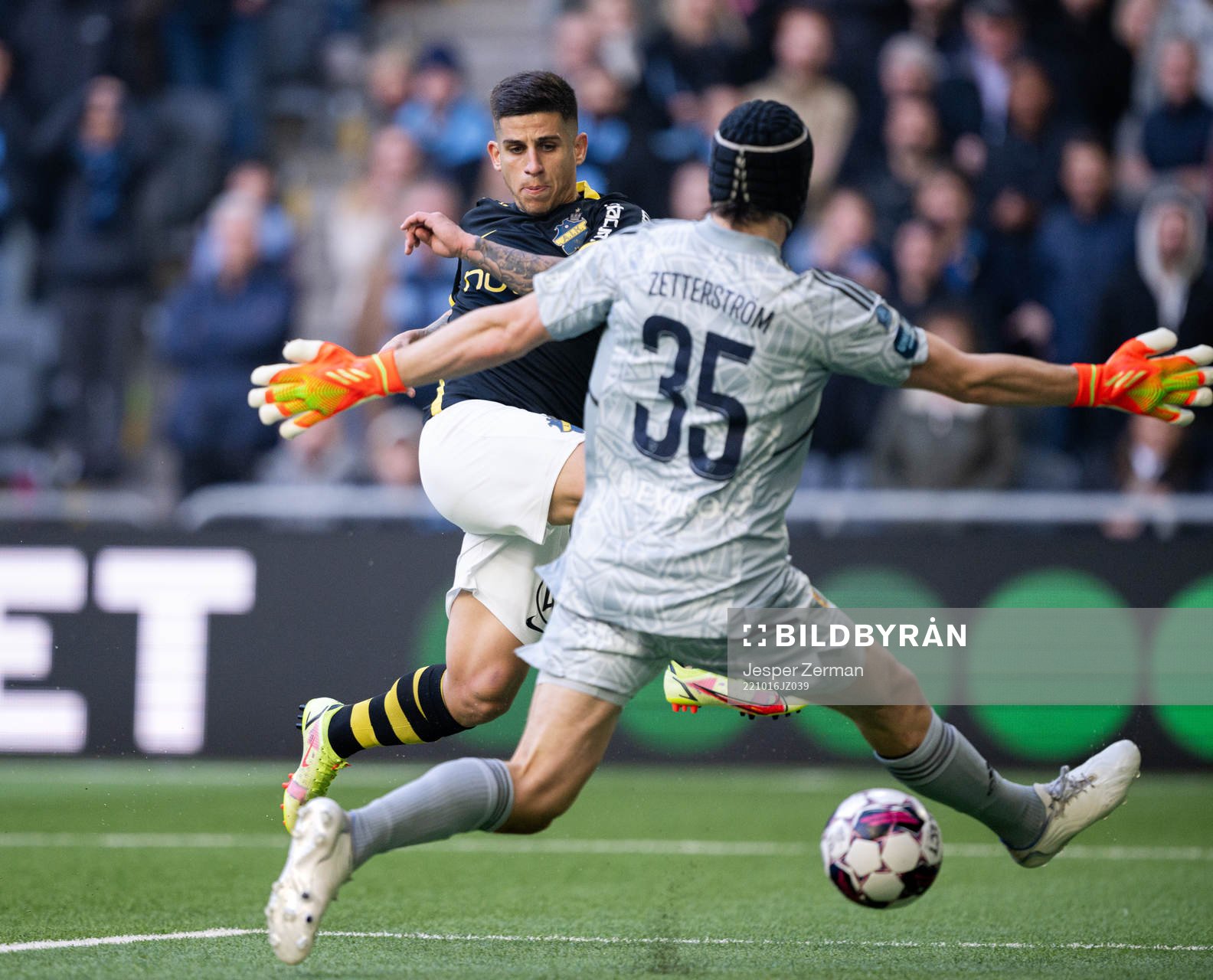 AIKs Nicolas Stefanelli gör 0-2 bakom Djurgårdens