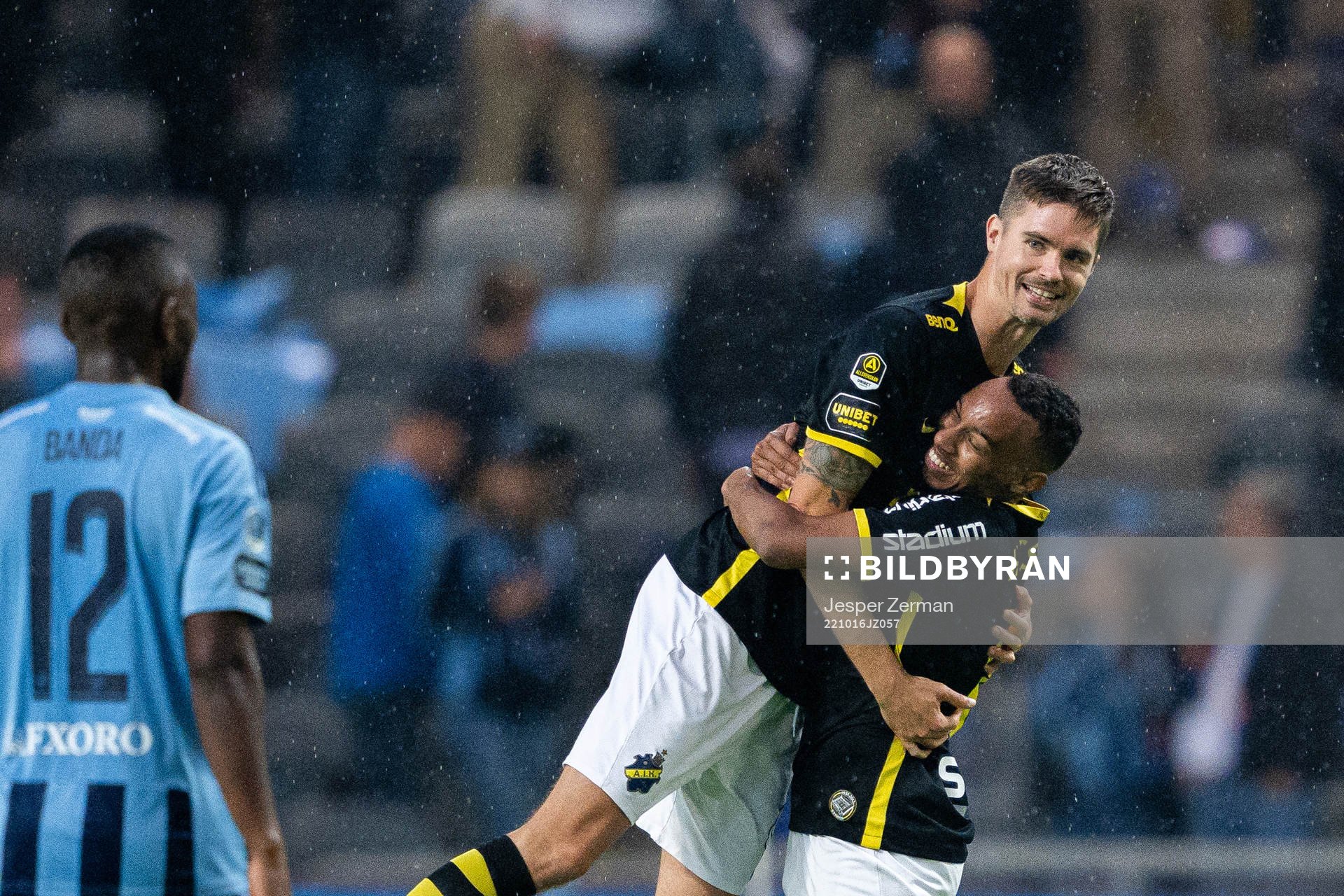 AIKs Mikael Lustig och Bilal Hussein jublar