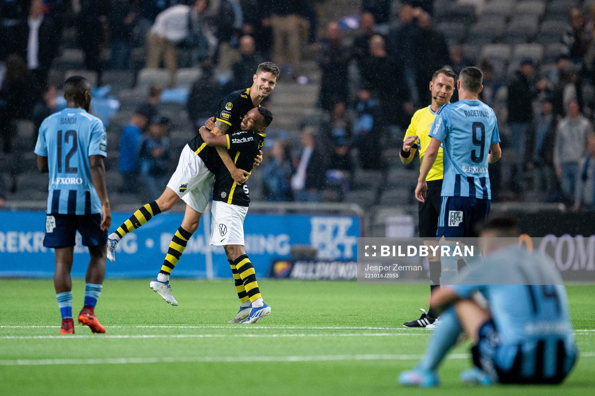 AIKs Mikael Lustig och Bilal Hussein jublar