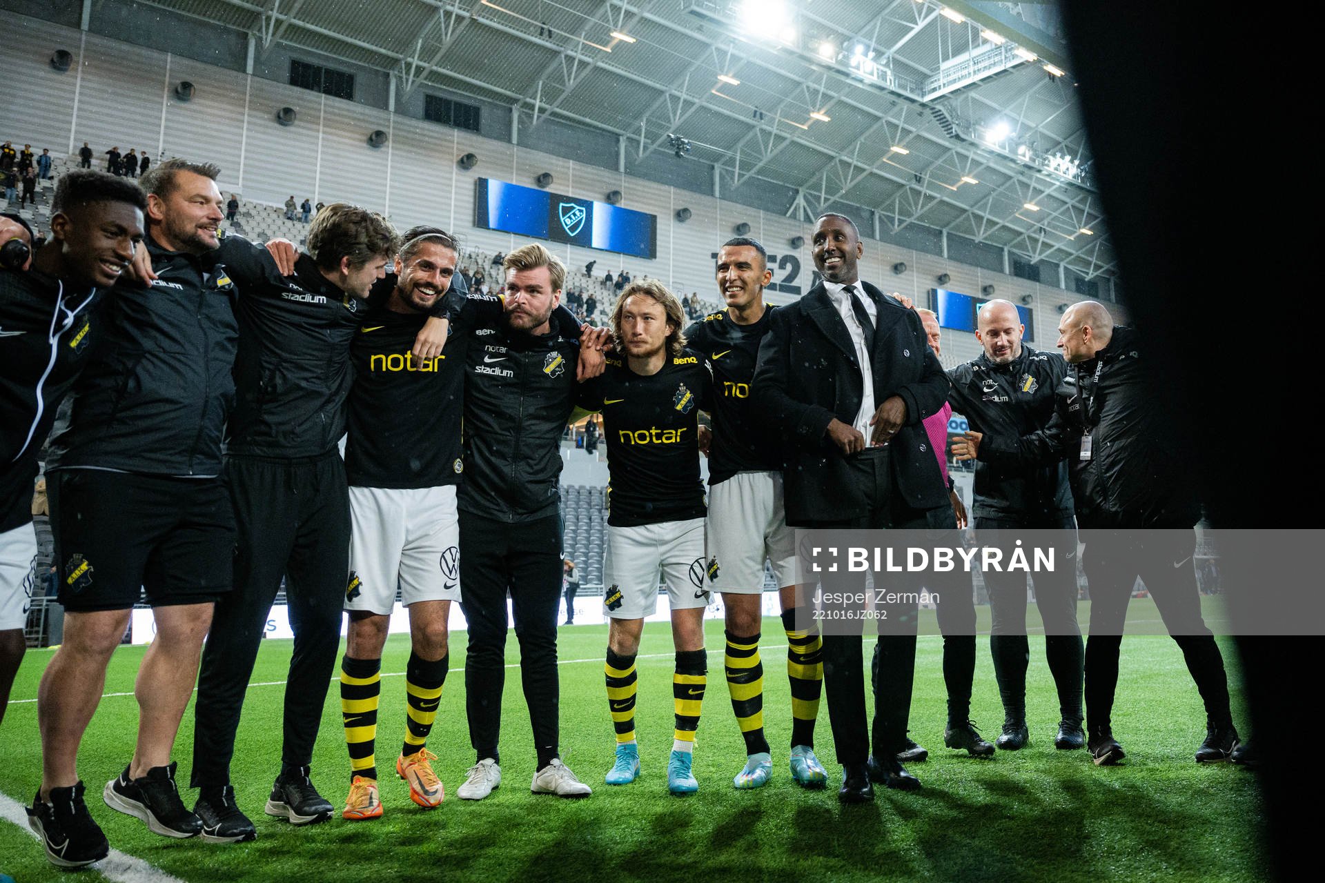 AIKs tränare Henok Goitom jublar