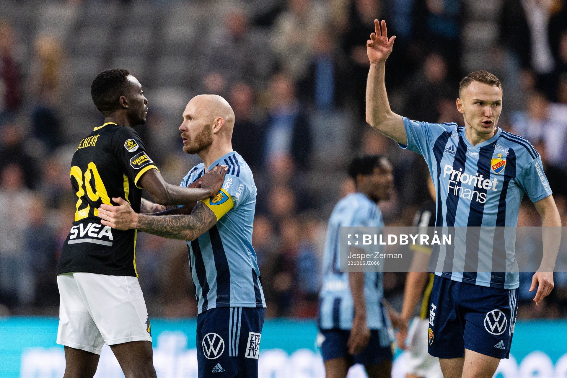 Djurgårdens Magnus Eriksson och Piotr Johansson reagerar