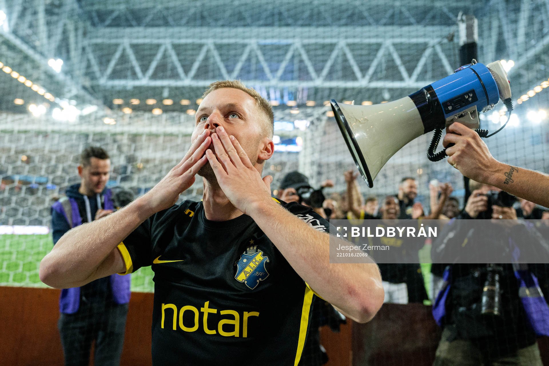 AIKs Sebastian Larsson jublar