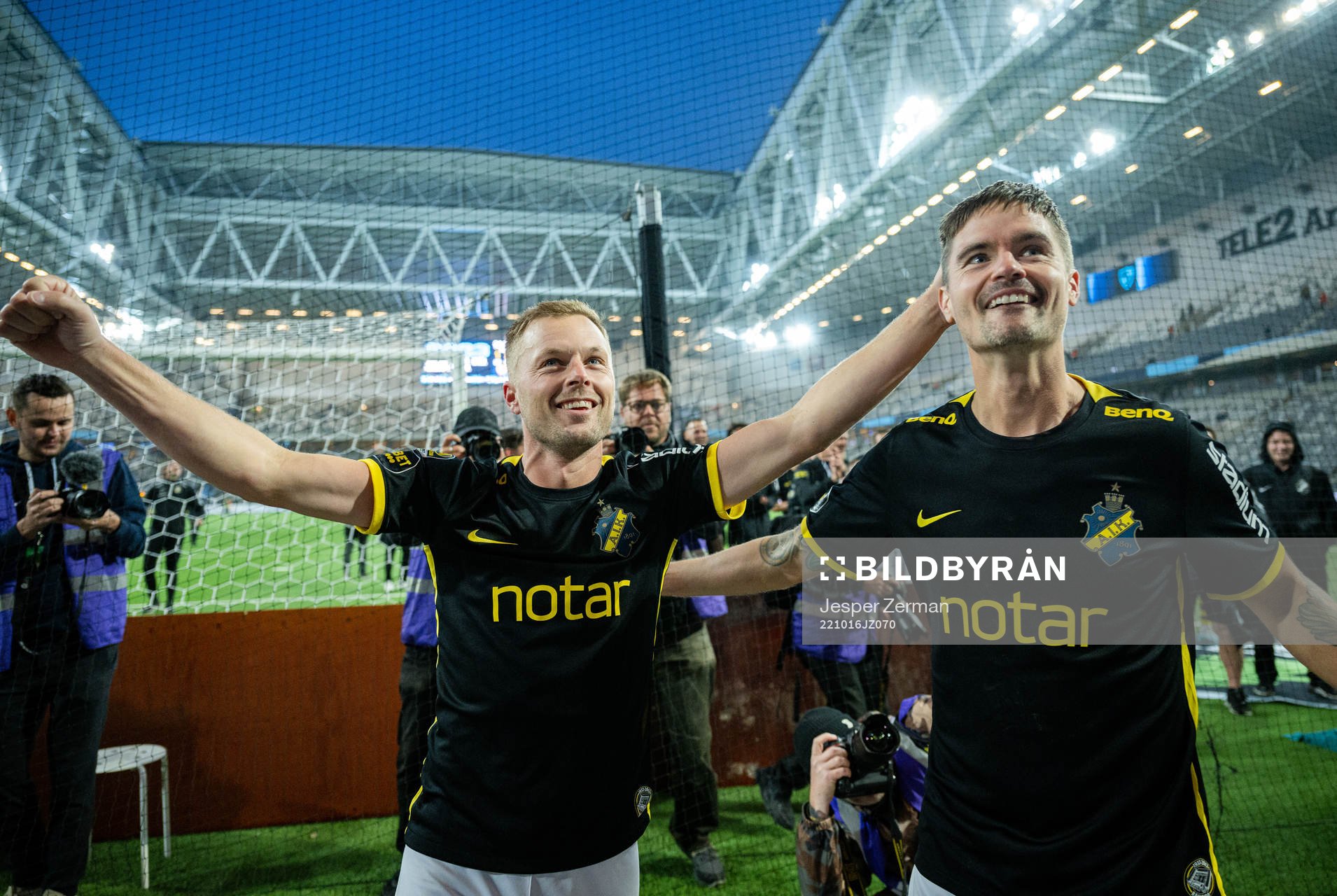 AIKs Sebastian Larsson och Mikael Lustig jublar