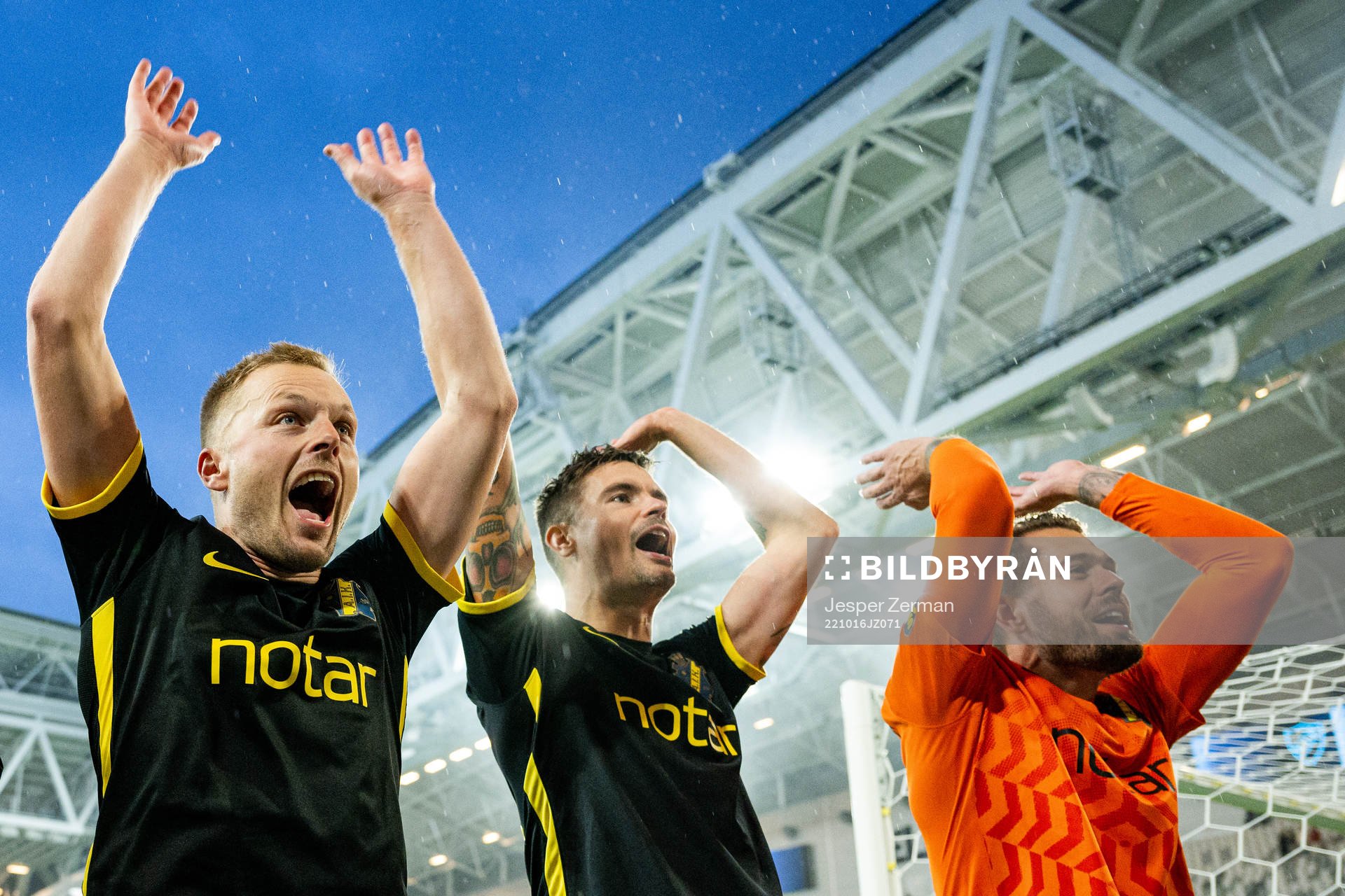 AIKs Sebastian Larsson, Mikael Lustig och målvakt