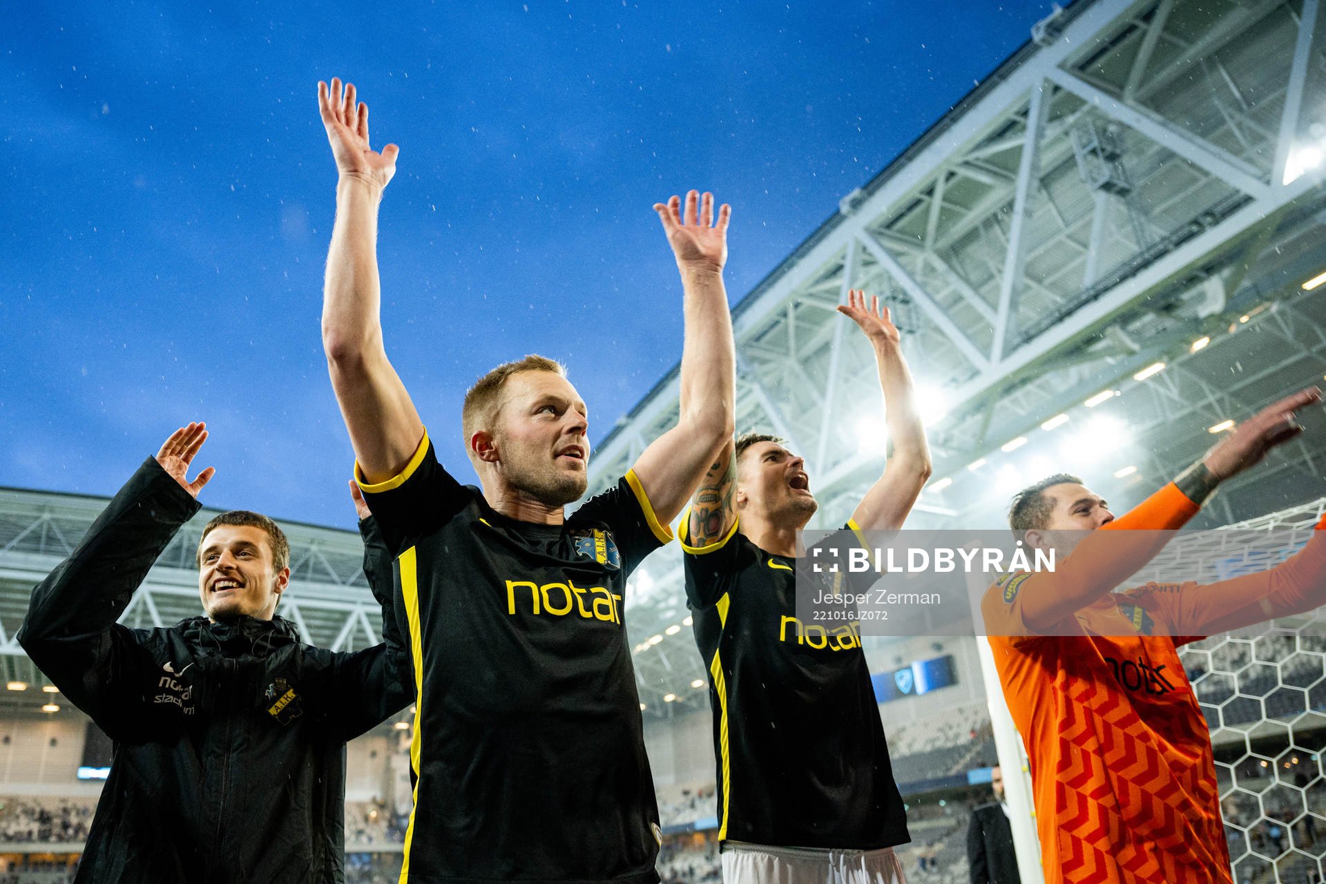 AIKs Sebastian Larsson, Mikael Lustig och målvakt
