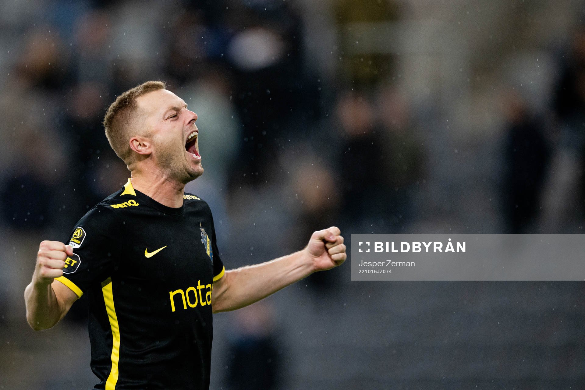 AIKs Sebastian Larsson jublar