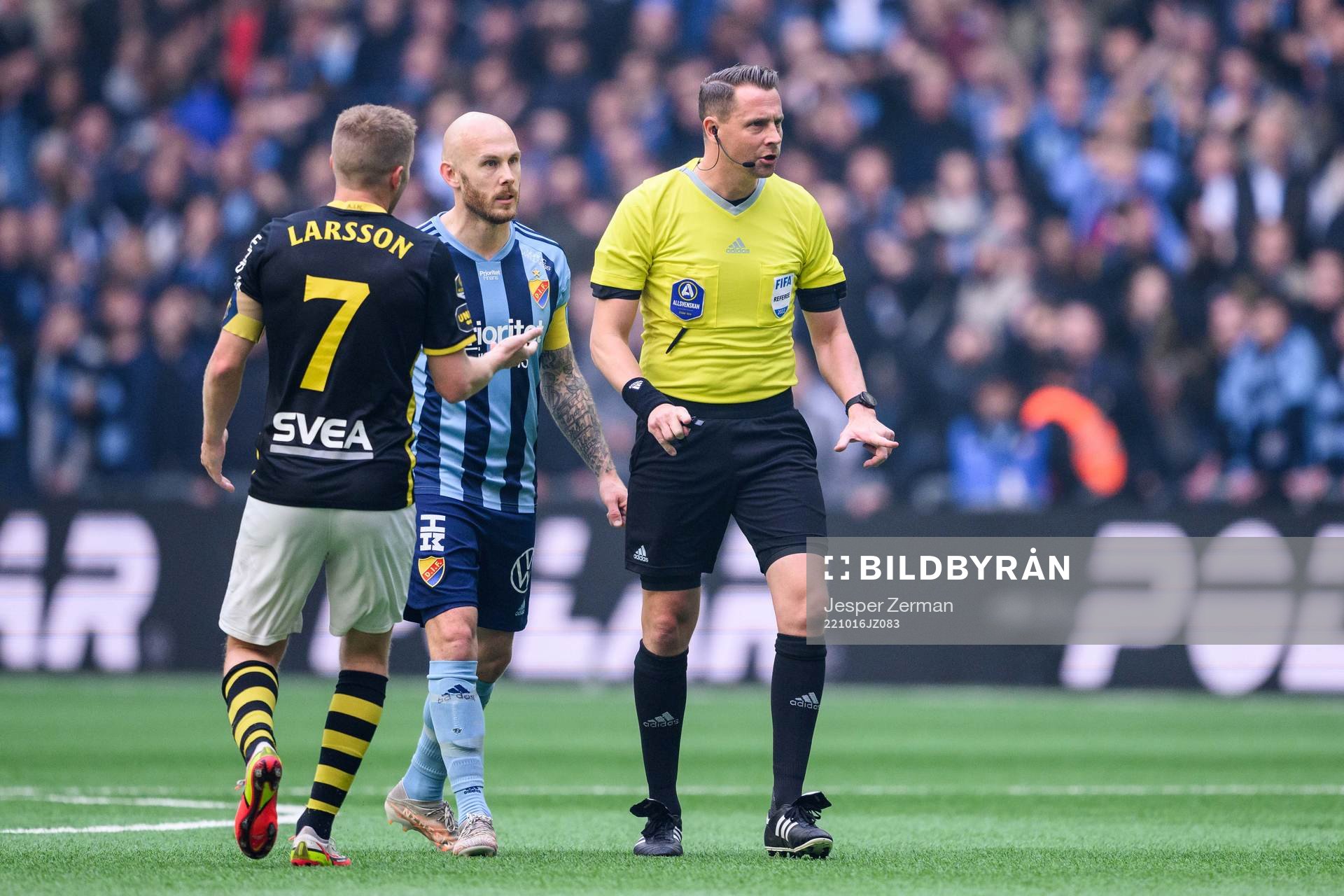 Domare Andreas Ekberg, AIKs Sebastian Larsson och