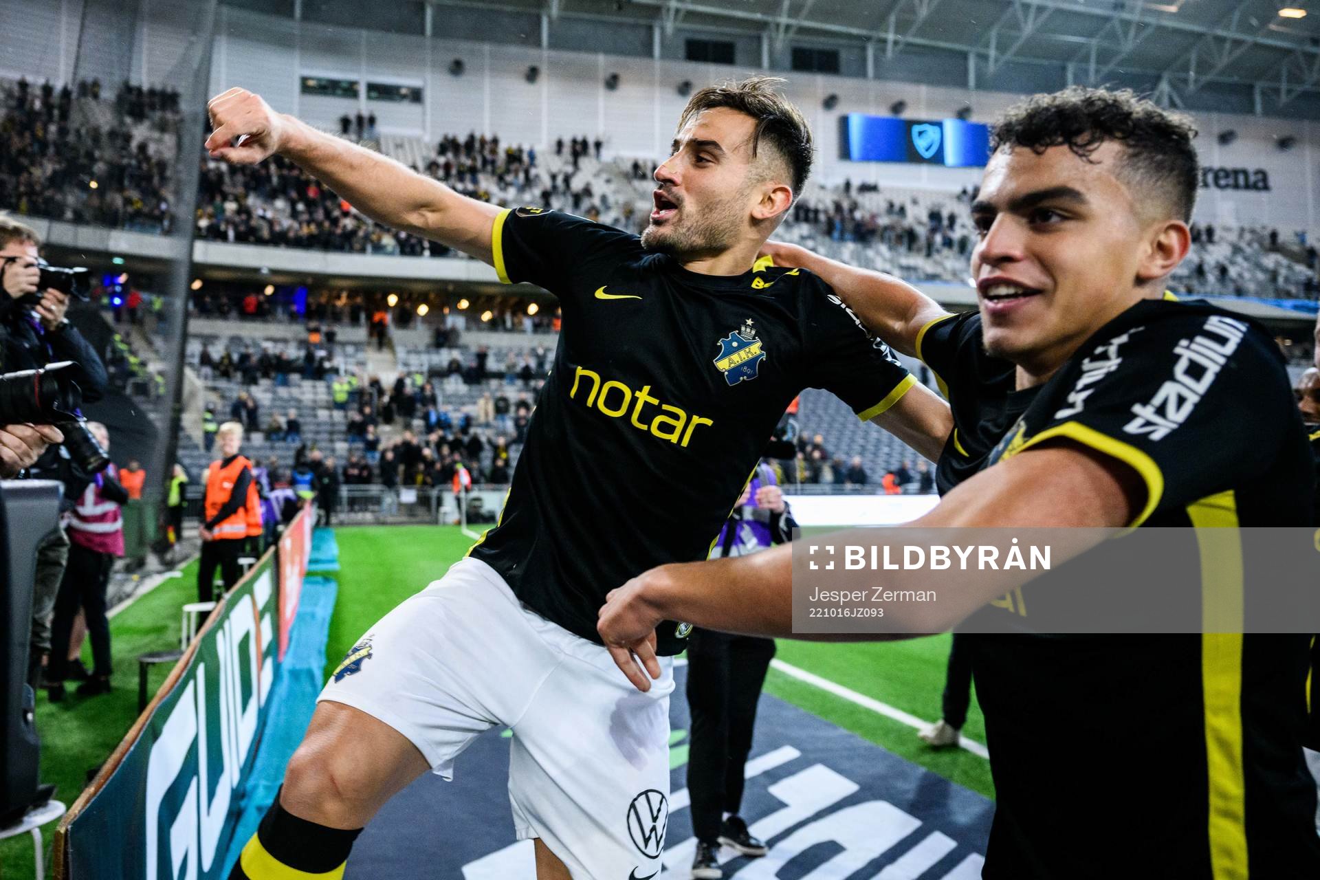 AIKs Sotirios Papagiannopoulos och Yasin Ayari jublar