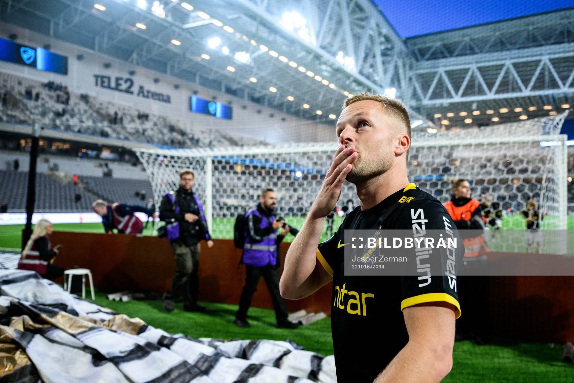 AIKs Sebastian Larsson jublar