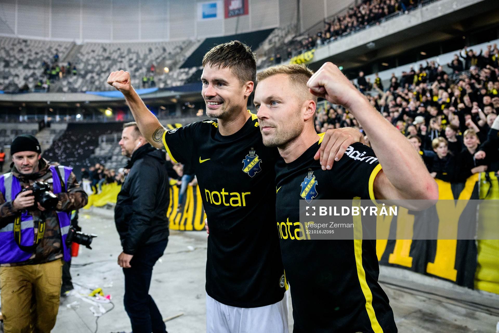 AIKs Mikael Lustig och Sebastian Larsson jublar