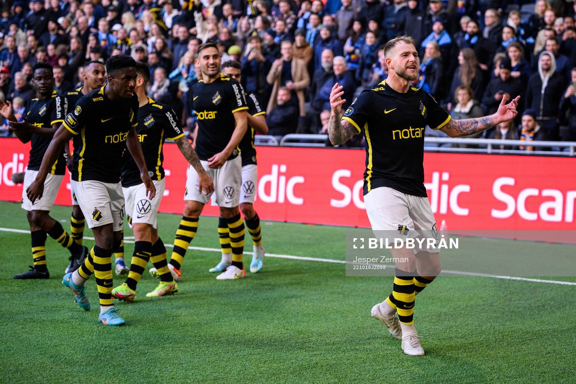 AIKs John Guidetti jublar efter att Nicolas Stefanelli (ej i bild) gjort 0-2 under fotbollsmatchen i Allsvenskan mellan Djurgården och AIK den 16 oktober 2022 i Stockholm.