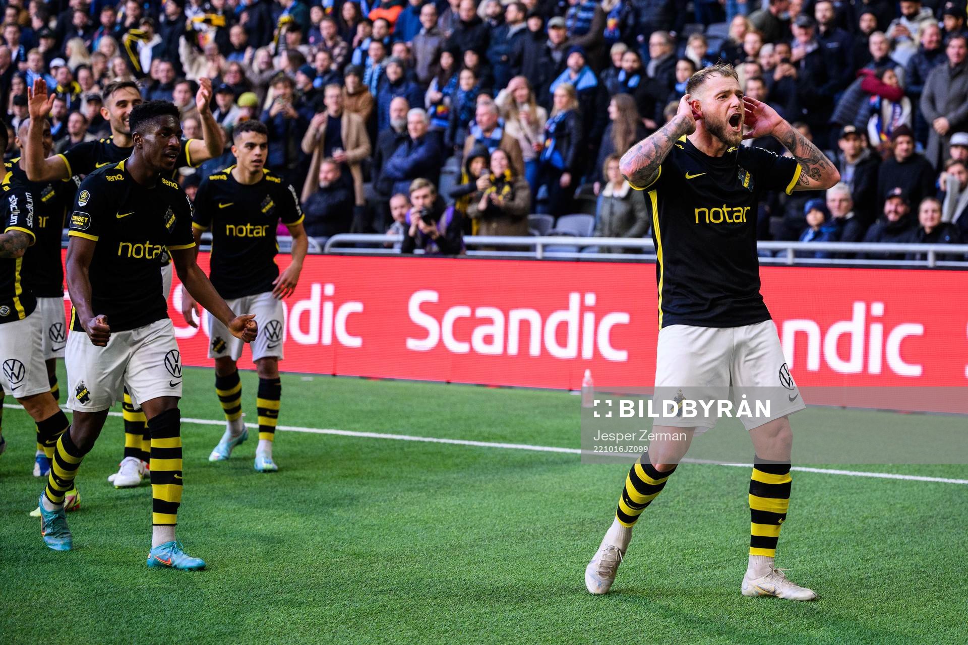 AIKs John Guidetti jublar efter att Nicolas Stefanelli (ej i bild) gjort 0-2 under fotbollsmatchen i Allsvenskan mellan Djurgården och AIK den 16 oktober 2022 i Stockholm.