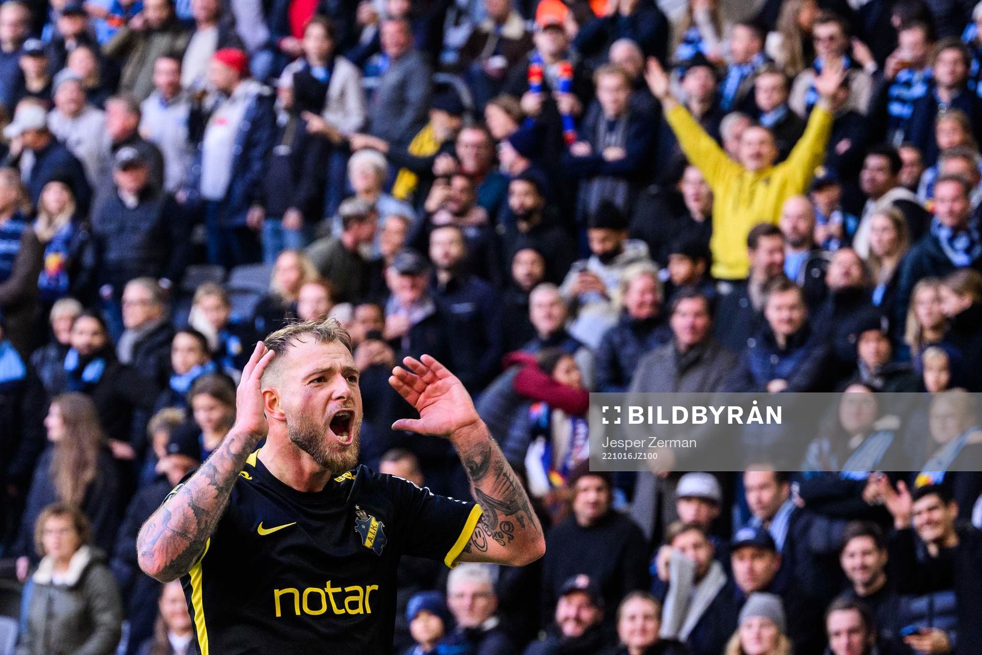 AIKs John Guidetti jublar efter att Nicolas Stefanelli (ej i bild) gjort 0-2 under fotbollsmatchen i Allsvenskan mellan Djurgården och AIK den 16 oktober 2022 i Stockholm.