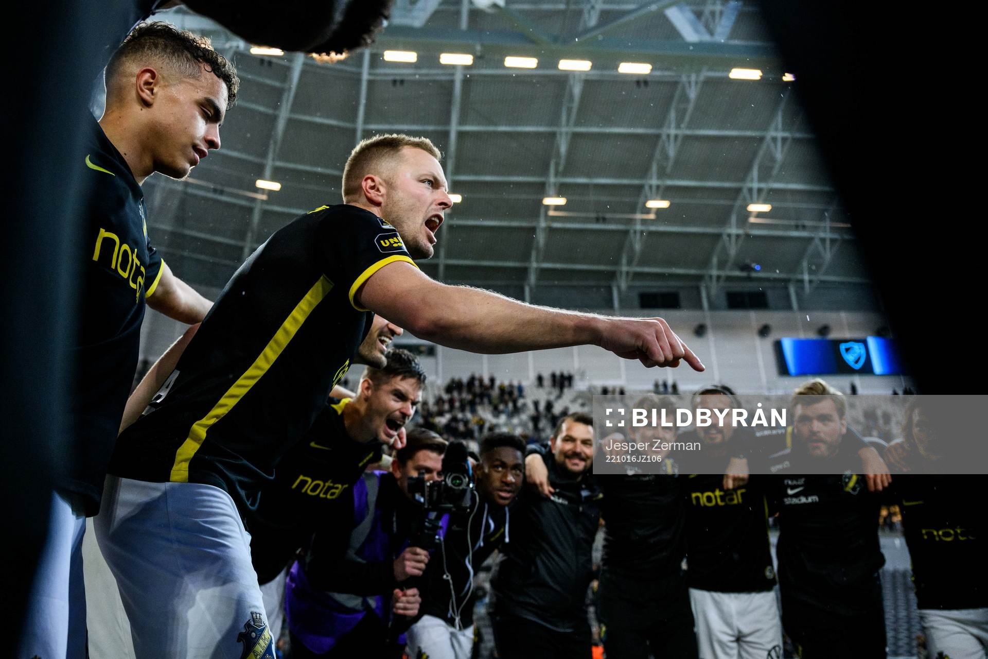 AIKs Sebastian Larsson jublar