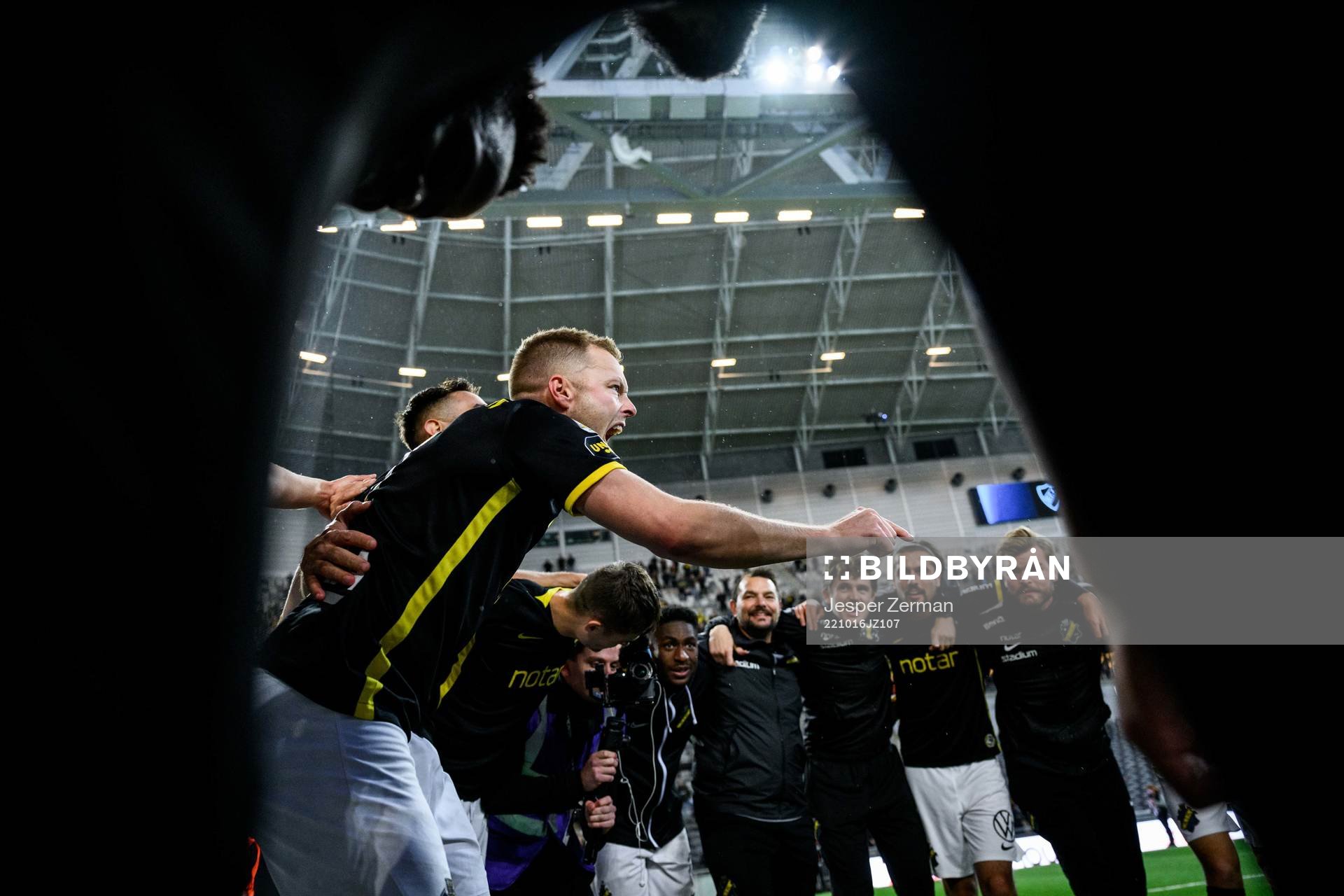 AIKs Sebastian Larsson jublar