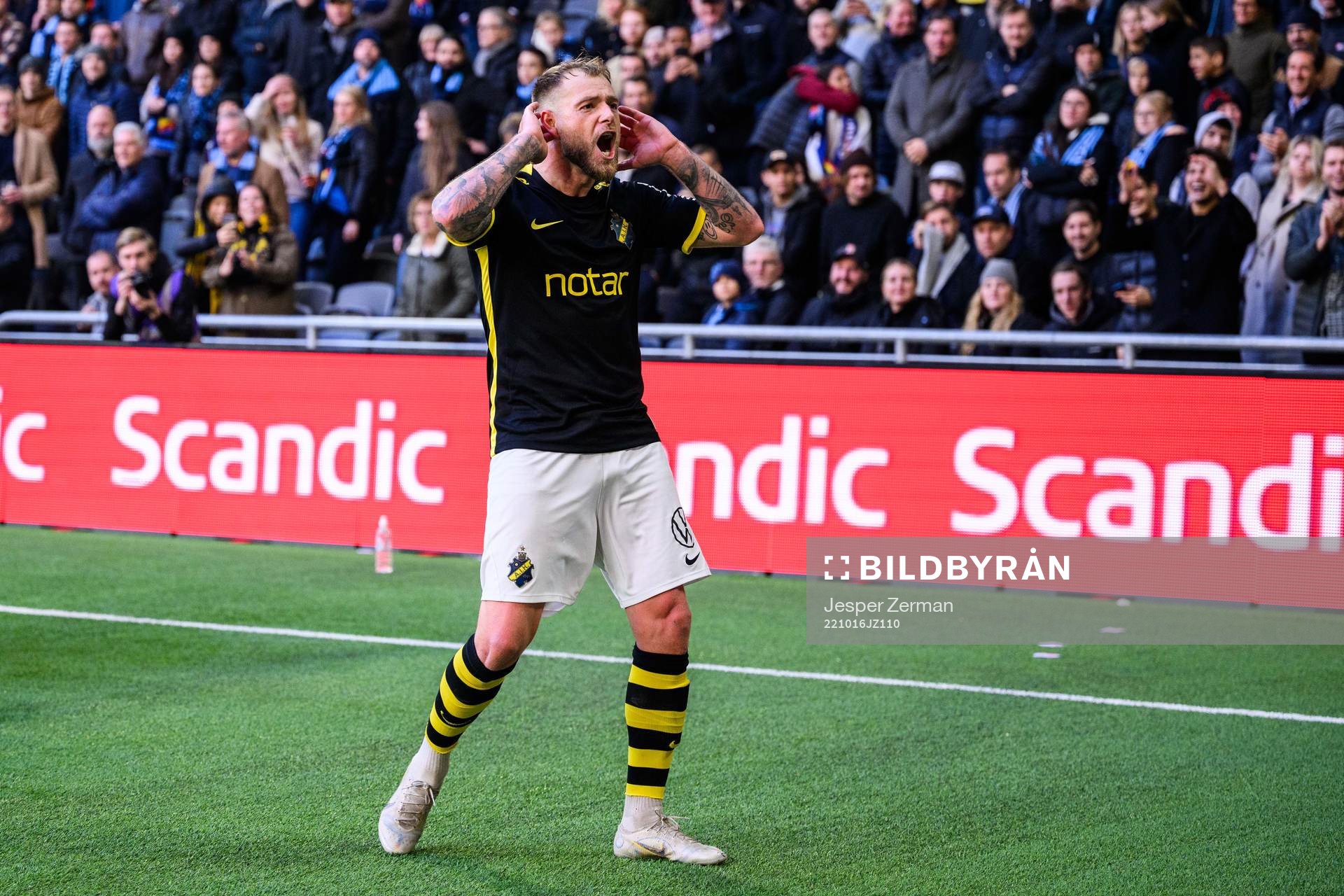 AIKs John Guidetti jublar efter att Nicolas Stefanelli (ej i bild) gjort 0-2 under fotbollsmatchen i Allsvenskan mellan Djurgården och AIK den 16 oktober 2022 i Stockholm.